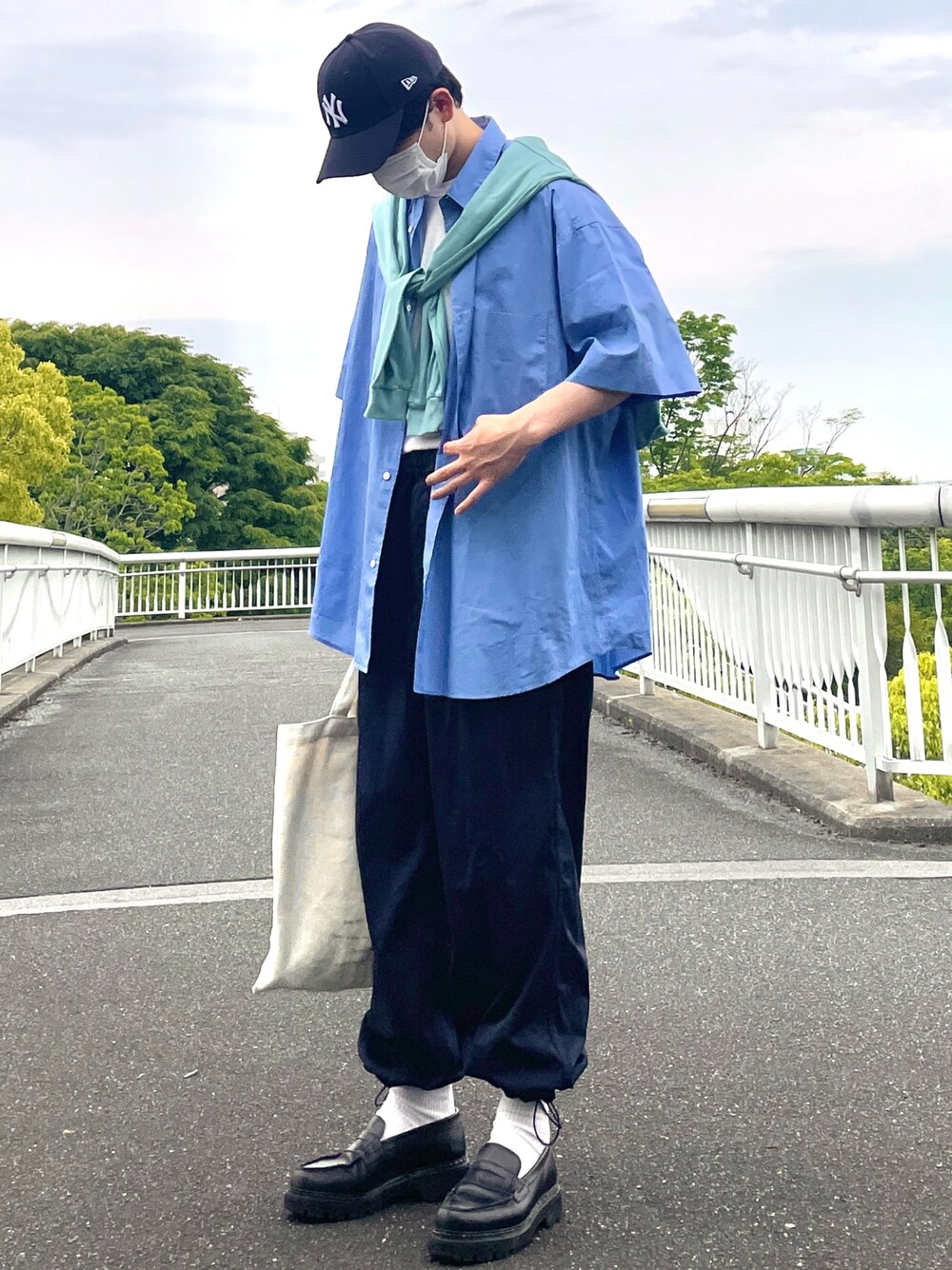 「FUDGEBOYのトラッドスタイル、夏コーデ、シャツコーデ、半袖シャツ、肩掛け、ローファーコーデ、キャップコーデ、CITYBOY、シティーボーイ、オーバーサイズ、FUDGE、mensfudge、きれいめカジュアル、お洒落さんとつながりたい、いいね、save、フォローお願いします🤑」｜「NEW ERAのニューエラ キャップ サイズ調整 9FORTY NEW ERA（キャップ、ブルー系）」を使った、まえださん（メンズ・170cm）の春コーディネートの1枚目の写真