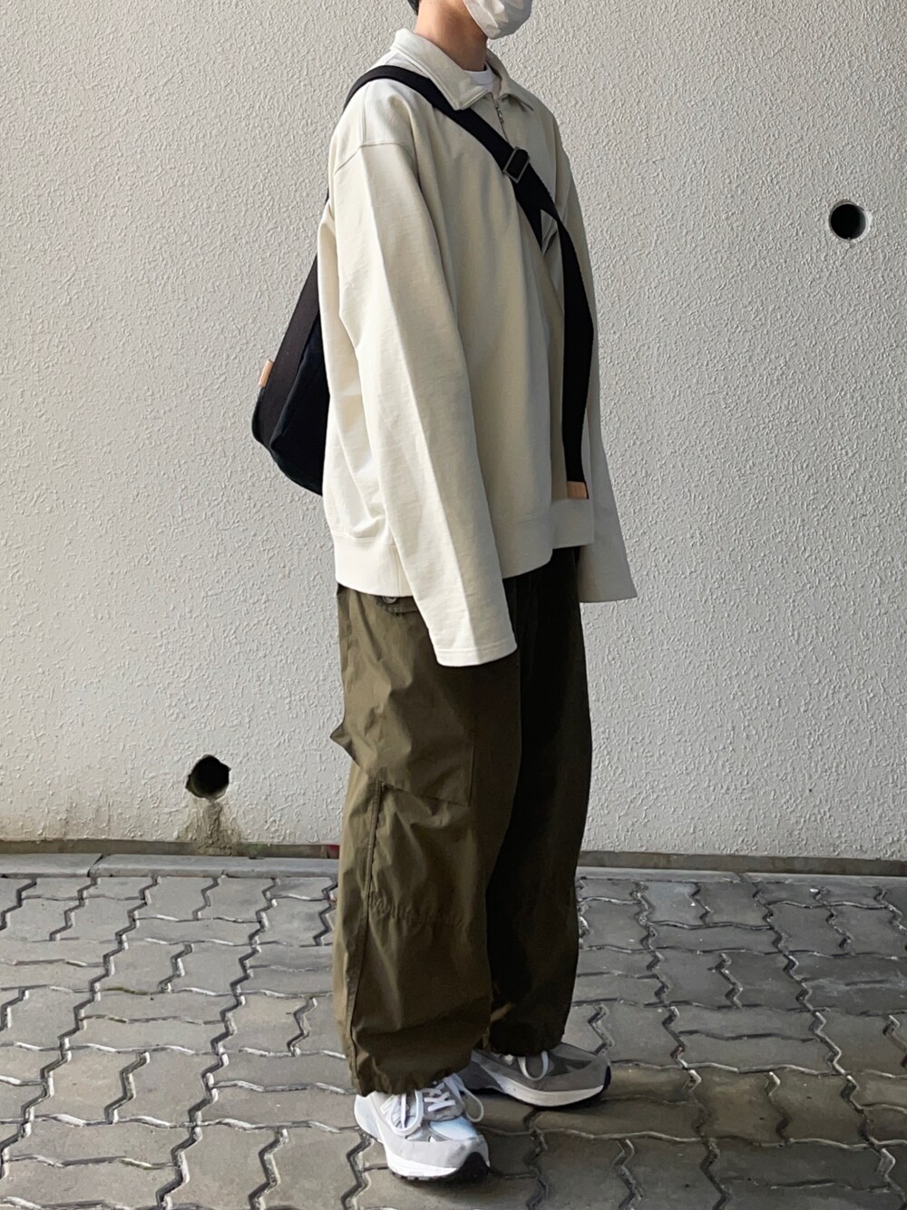 「秋コーデ、きれいめカジュアル、オーバーサイズ、ハーフジップ、カーゴパンツ、メッセンジャーバッグ、newbalance993、NEWBALANCE、FUDGE、mensfudge、CLUEL、CITYBOY、シティーボーイ、お洒落さんとつながりたい、秋ルック紹介するよ」｜「Hender Schemeのアイテム（ショルダーバッグ、ブラック系）」を使った、まえださん（メンズ・170cm）の秋コーディネートの1枚目の写真