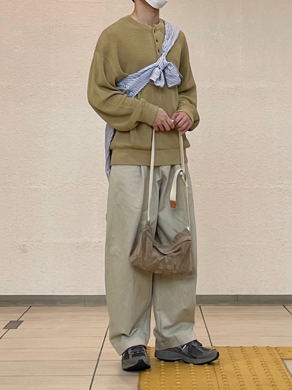 「きれいめカジュアル、春コーデ、ニットコーデ、シャツコーデ、たすき掛け、春服みてみて、スニーカーコーデ、crepuscule、STUDIONICHOLSON、Hender Scheme、New Balance、new balance 2002r、ドメブラ、いいね、save、フォローお願いします🤑、インスタもフォローお願いします」｜「crepusculeのアイテム（ニット/セーター、イエロー系）」を使った、まえださん（メンズ・170cm）の春コーディネートの1枚目の写真