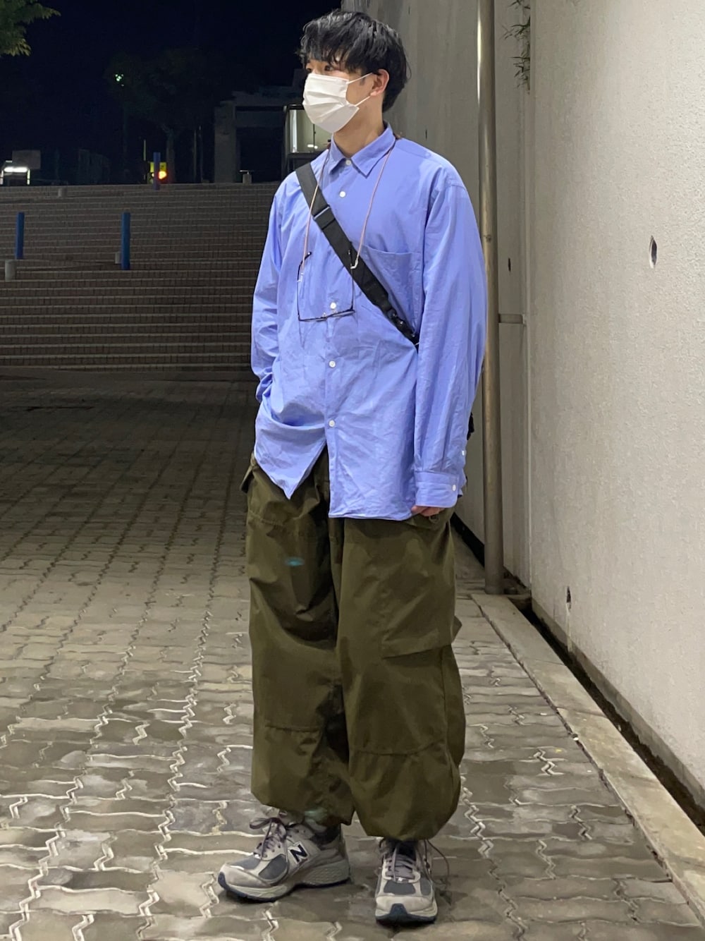 「FUDGEBOYのトラッドスタイル、シャツコーデ、コモリシャツ、軍パン、カーゴパンツ、ミリタリーコーデ、ミリタリー、New Balance、ニューバランス、2002R、スニーカーコーデ、メッセンジャーバッグ、CITYBOY、mensfudge、お洒落さんとつながりたい」｜「Hender Schemeのglass cord（その他小物、ブラック系）」を使った、まえださん（メンズ・170cm）の春コーディネートの1枚目の写真