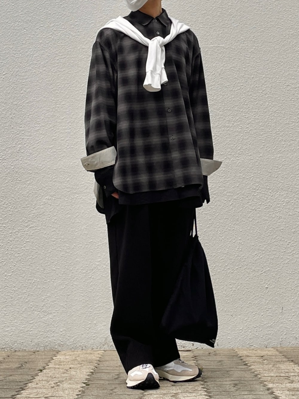 「春服、春コーデ、チェックシャツ、チェックシャツコーデ、シャツコーデ、肩掛けコーデ、オンブレチェック、newbalance327、New Balance、スニーカーコーデ、キレイめコーデ、きれいめカジュアル、stein、graphpaper、ドメブラ」｜「UNIQLOのアイテム（Tシャツ/カットソー、ホワイト系）」を使った、まえださん（メンズ・170cm）の春コーディネートの1枚目の写真