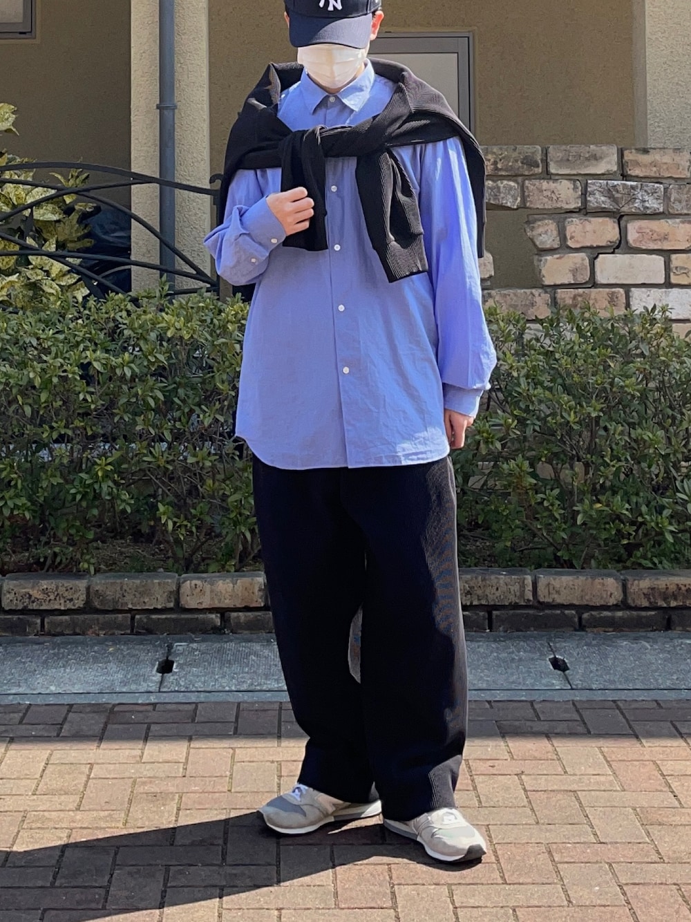 「きれいめカジュアル、キャップコーデ、カーディガンコーデ、カーディガン肩かけ、newbalance996、NEWERA、シャツコーデ、青シャツ、セットアップ、セットアップ　着回し、コモリシャツ、COMOLI、COMOLIシャツ、stein、いいね、save、フォローお願いします🤑」｜「NEW ERAのニューエラ キャップ サイズ調整 9FORTY NEW ERA（キャップ、ブルー系）」を使った、まえださん（メンズ・170cm）の春コーディネートの1枚目の写真