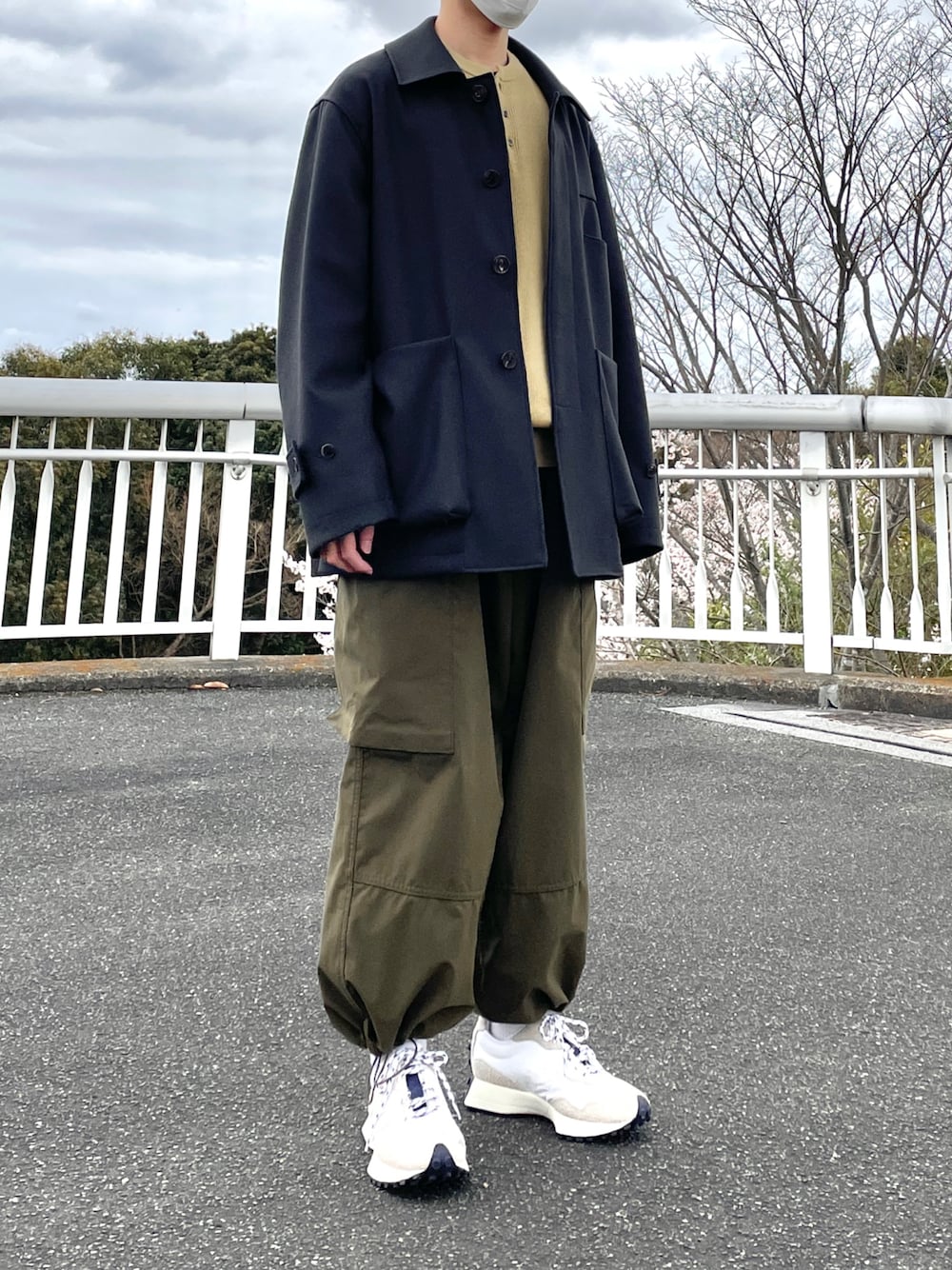 「春コーデ、春ニット、ニットコーデ、カーゴパンツコーデ、スニーカーコーデ、シティーボーイ、CITYBOY、popeye、mensfudge、イエローニット、黄色ニット、newbalance327、NEWBALANCE、stein、DAIWAPIER39」｜「DAIWA PIER39のアイテム（カーゴパンツ、グリーン系）」を使った、まえださん（メンズ・170cm）の春コーディネートの1枚目の写真