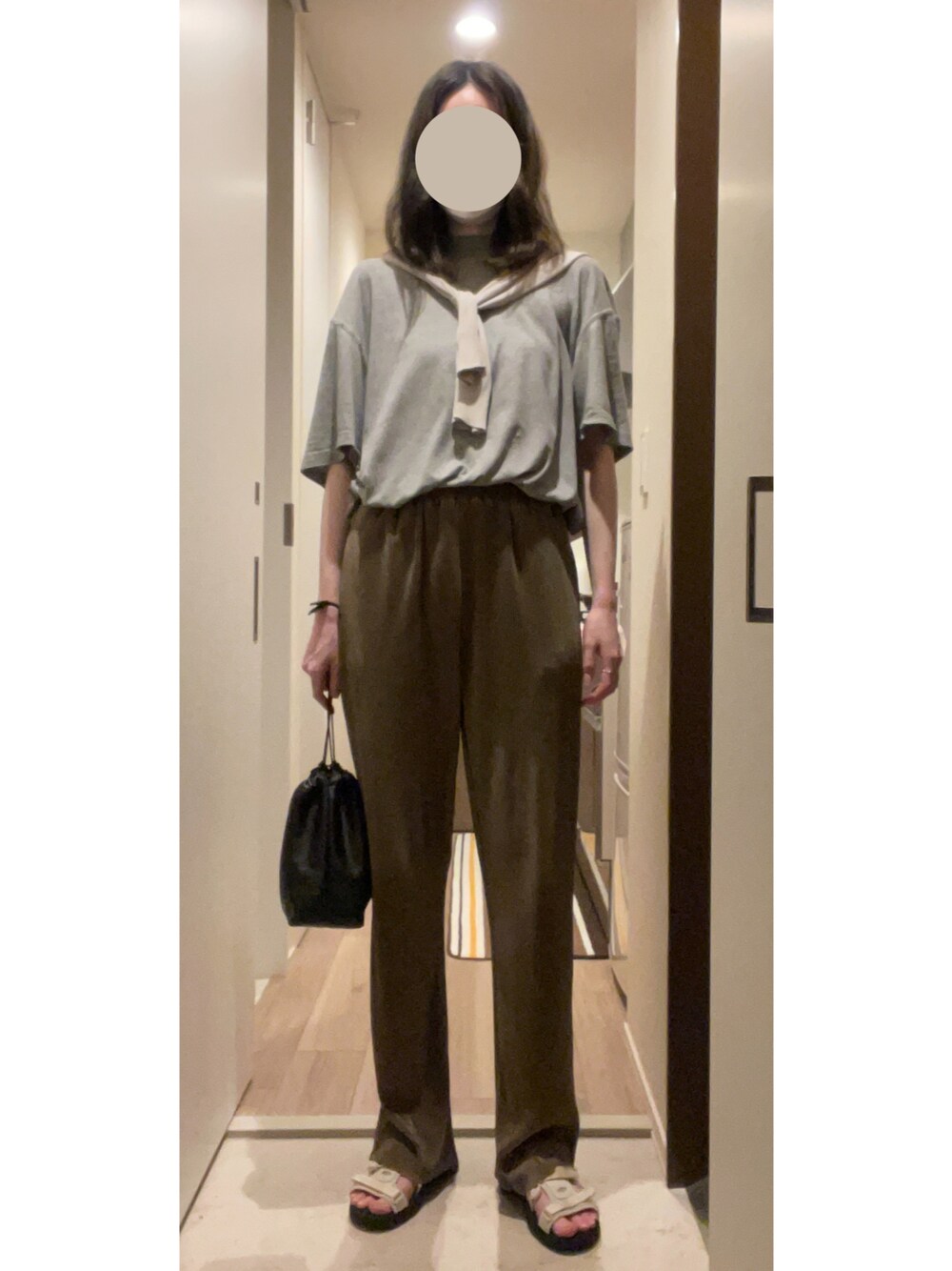 「高身長女子」｜「select MOCAのフェイクレザー巾着バッグ（ショルダーバッグ、ブラック系）」を使った、酢もつさん（レディース・177cm）の夏コーディネートの1枚目の写真