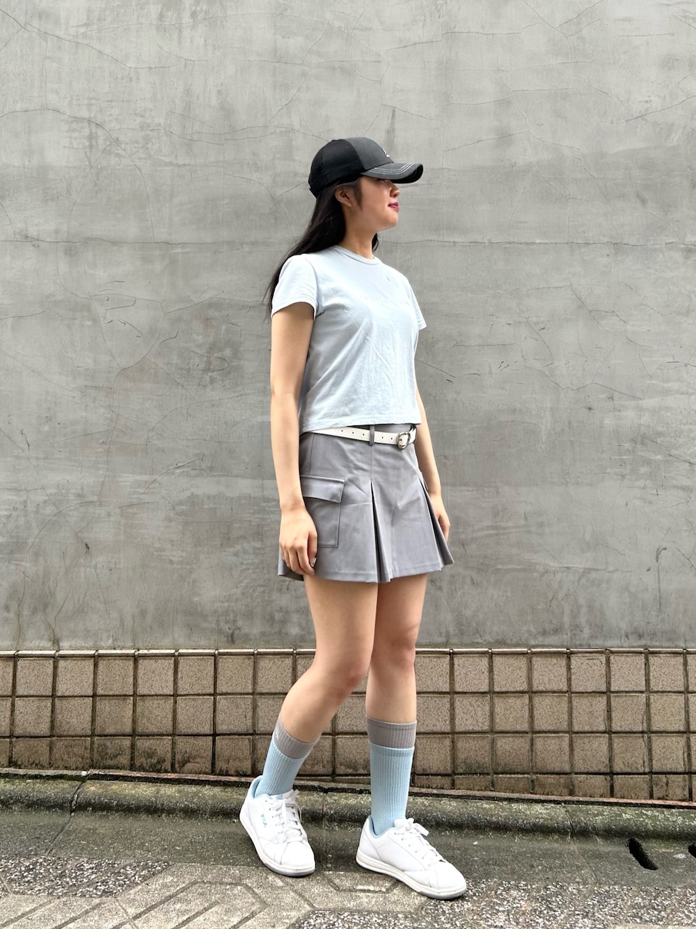「スニーカー、夏コーデ、ストリート、ガーリー、y2k、プチプラ、韓国ファッション、お出かけコーデ、中国ファッション、Tシャツ、スカパン、スコート、グレー、ブルー、キャップ」｜「KANGOLのKANGOL DISTRESSED COTTON MESH BB（キャップ、ブラック系）」を使った、.*Shiori*.さん（レディース・163cm）の夏コーディネートの1枚目の写真