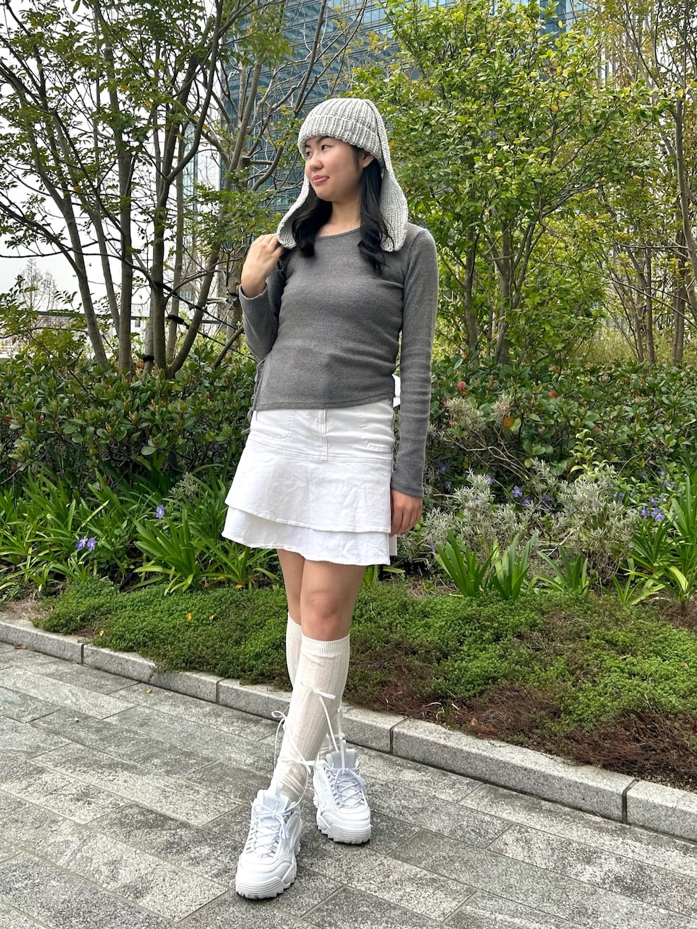 「古着MIX、韓国ファッション、フリル、デニム、プチプラ、スニーカー、春夏コーデ、ガーリー、カジュアル、y2k、バレエコア、ライブコーデ、ニット帽、グレー、ホワイト」｜「OVERRIDEのOVERRIDE NEEDLES BUNNY WATCH/うさ耳 / オーバーライド（ニットキャップ/ビーニー、グレー系）」を使った、.*Shiori*.さん（レディース・163cm）の春コーディネートの1枚目の写真