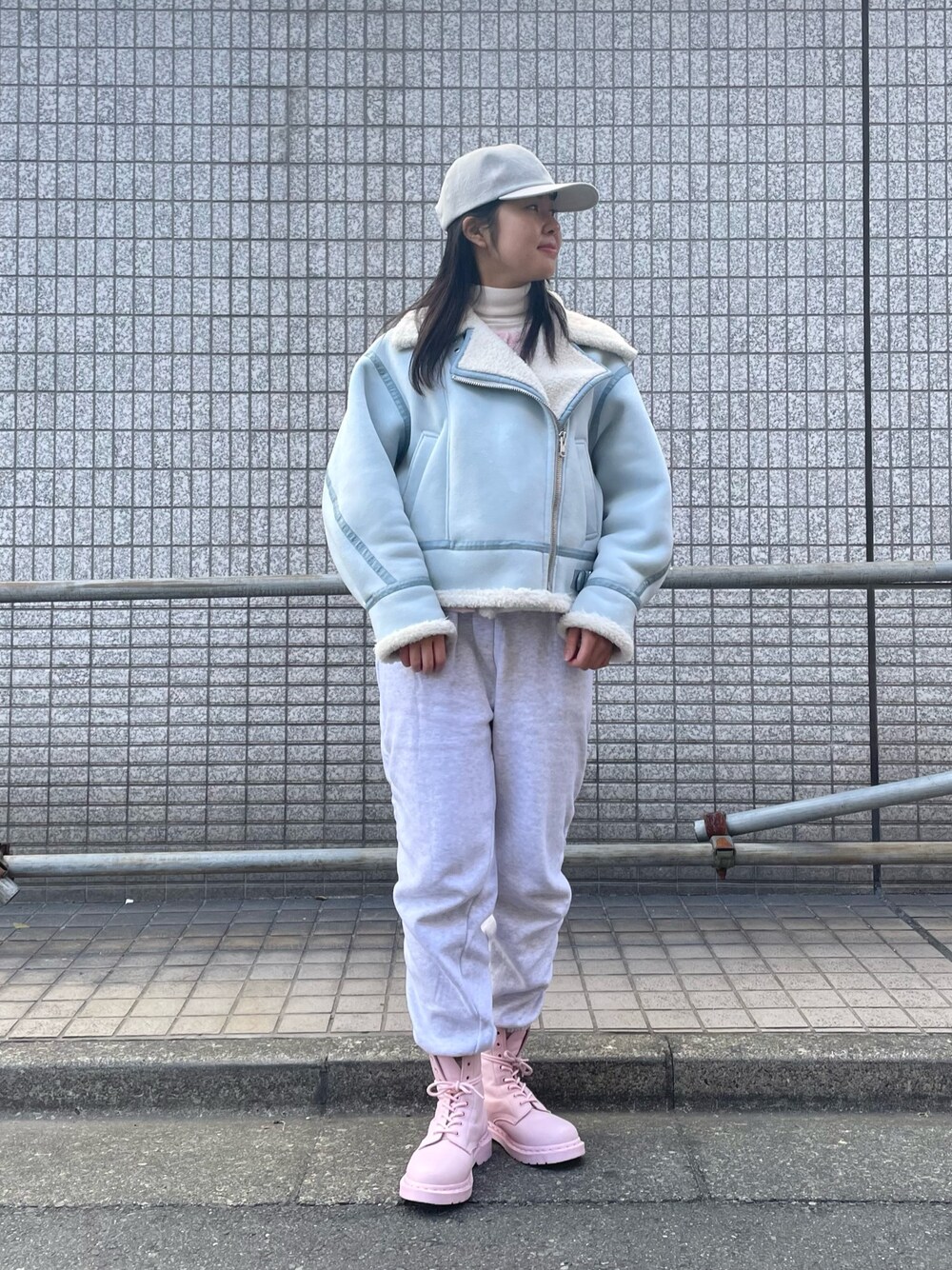 「キャップ、春コーデ、淡色コーデ、パステルカラー、レザー、ムートン、タートルネック、スウェットパンツ、ボアジャケット、春カラー、ストリート、OVERRIDE、帽子、グレー、冬コーデ」｜「arthのarth  Heavy Hemp Cap（キャップ、グレー系）」を使った、.*Shiori*.さん（レディース・163cm）の冬コーディネートの1枚目の写真
