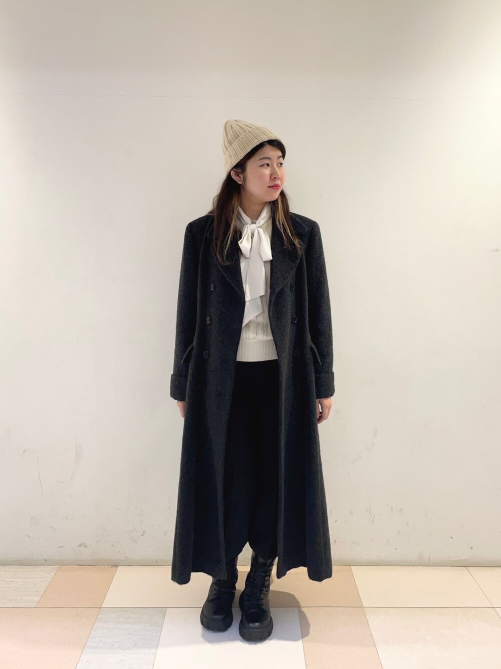 「コート、ニット、シンプル、ブラック、ホワイト、ニット帽、スラックス、ショートブーツ、帽子、キレイめ、古着MIX、シンプルコーデ、チャコールグレー、ボウタイブラウス、冬のコーデ」｜「arthのarth Cashmere Hvy Rib Watch（ニットキャップ/ビーニー、ホワイト系）」を使った、.*Shiori*.さん（レディース・163cm）の冬コーディネートの1枚目の写真