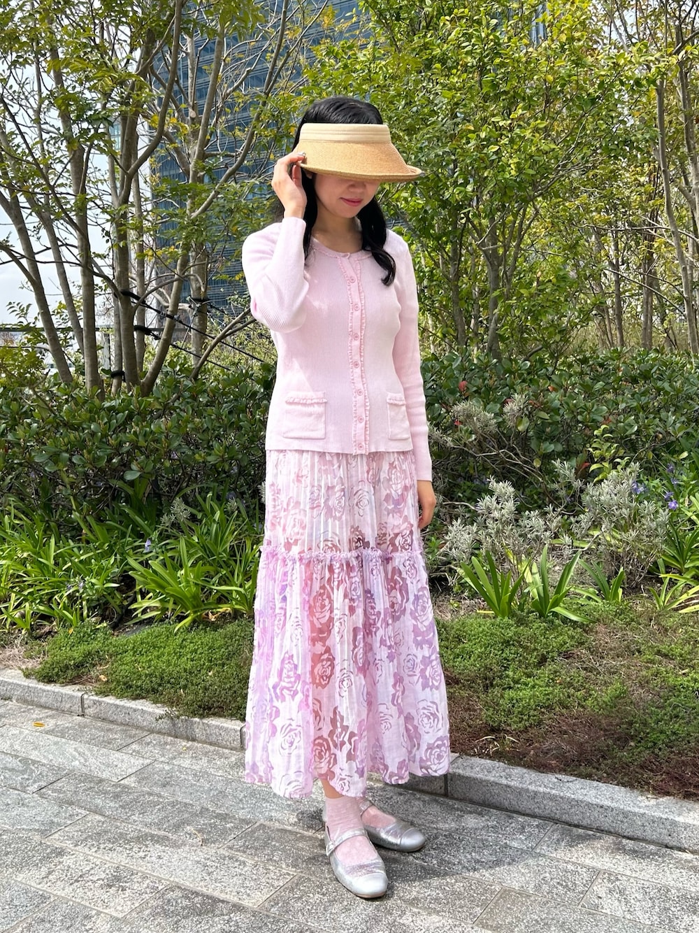 「春夏コーデ、ワンピース、パステルカラー、フリル、フェミニン、大人かわいい、大人ガーリー、ピンク、ピンクコーデ、サンバイザー、キレイめ、オーガンジー、バレエシューズ、フラワープリント、カーディガン」｜「arthの【arth】arth Paper Clip Visor（サンバイザー、ベージュ系）」を使った、.*Shiori*.さん（レディース・163cm）の春コーディネートの1枚目の写真