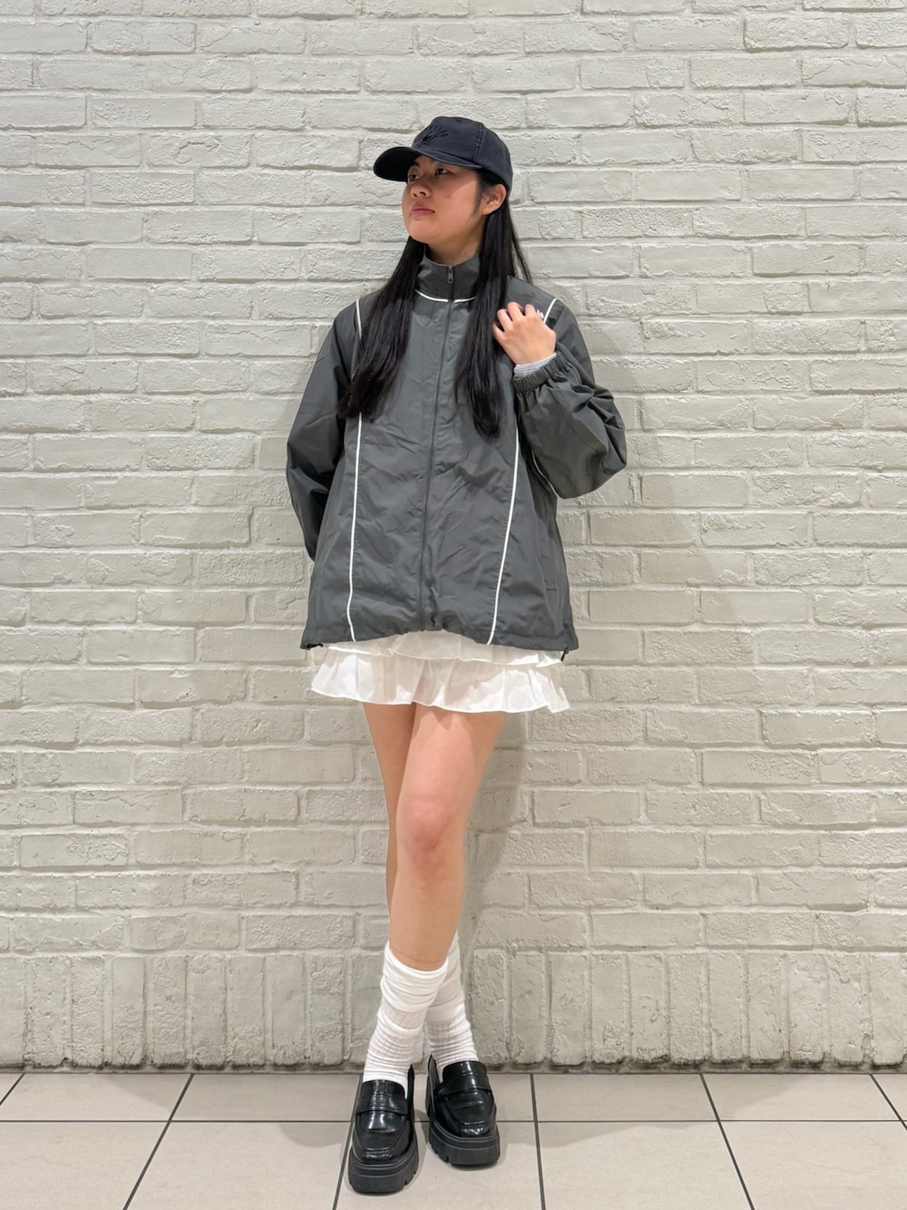「ガーリー、ガーリーコーデ、ストリート、ストリートMIX、韓国ファッション、モノトーン、スポーツミックス、春夏コーデ、キャップ、ミニスカート、ブラック、グレー、ホワイト、ティアードスカート、ローファー」｜「CONVERSEのCONVERSE  WASHED TWILL 6P CAP / コンバース（キャップ、ブラック系）」を使った、.*Shiori*.さん（レディース・163cm）の春コーディネートの1枚目の写真
