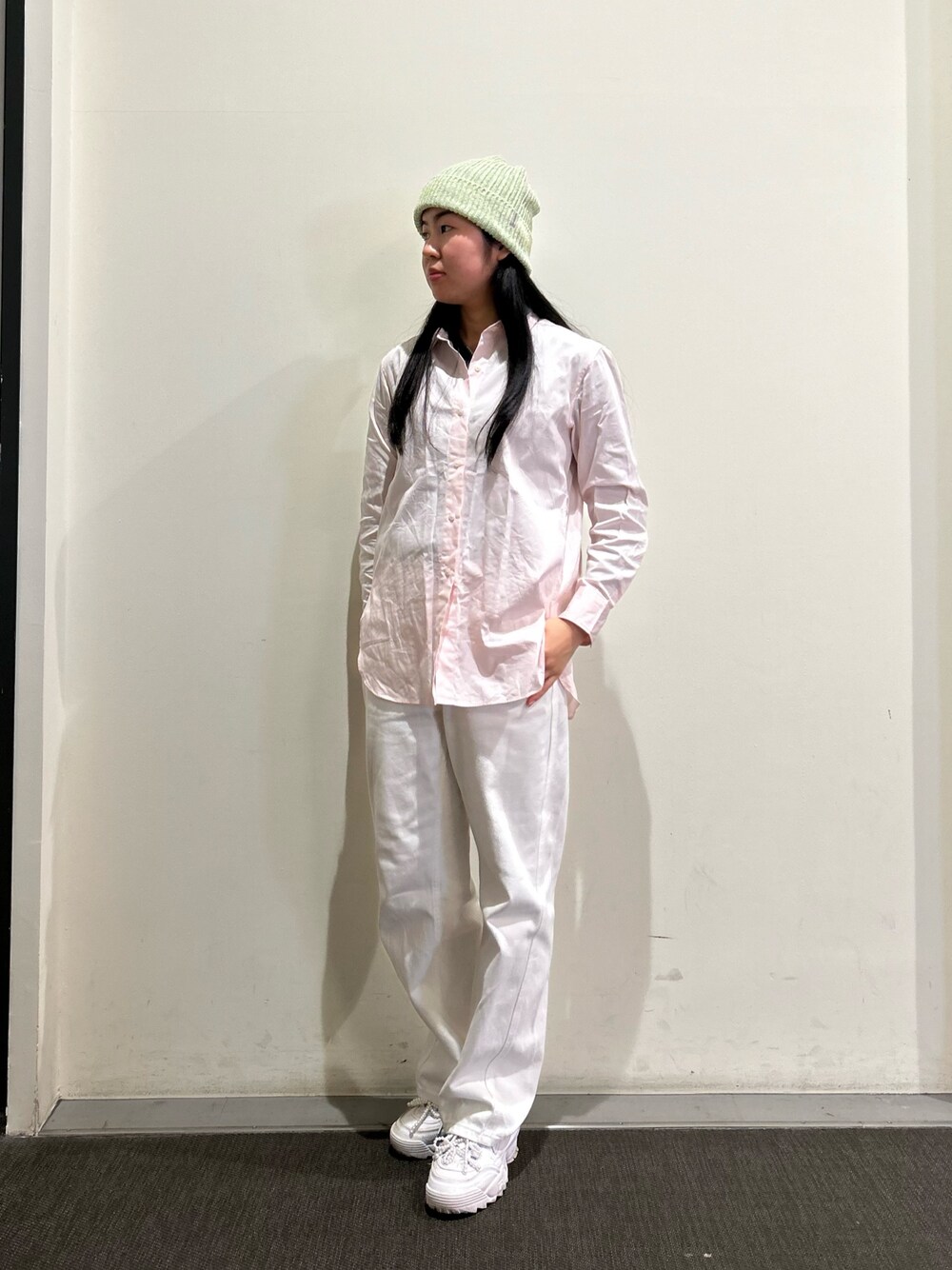 「春、春コーデ、春夏コーデ、シャツ、シャツスタイル、パステルカラー、カジュアル、カジュアルコーデ、休日スタイル、休日コーデ、シンプルコーデ、シンプル、イエベ春、ブルベ夏、ニット帽」｜「OVERRIDEのOVERRIDE  RECXJP KNITWATCH SG / オーバーライド（ニットキャップ/ビーニー、イエロー系）」を使った、.*Shiori*.さん（骨格ストレート・レディース・163cm）の冬コーディネートの1枚目の写真
