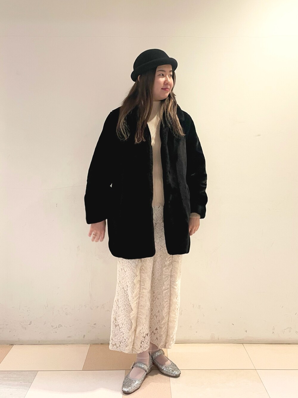 「ガーリー、カジュアル、ニットコーデ、冬のコーデ、帽子、タートルネック、レース、レースパンツ、ファーコート、ブラック、ベージュ、パール、ラメ、カジュアルガーリー、ガーリーカジュアル」｜「OVERRIDEのOVERRIDE BASQUE CUSHION HOOD（ニットキャップ/ビーニー、ブラック系）」を使った、.*Shiori*.さん（レディース・163cm）の冬コーディネートの1枚目の写真