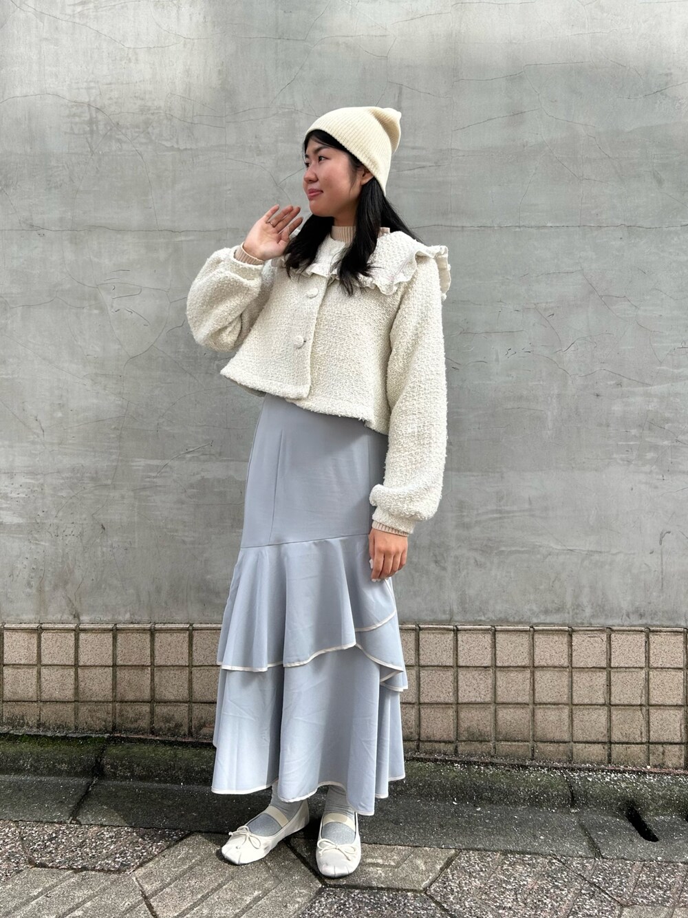 ホワイト系のジャケット/アウター、グレー系のスカート、ホワイト系のバレエシューズを着用したレディースの秋コーディネートの1枚目の写真