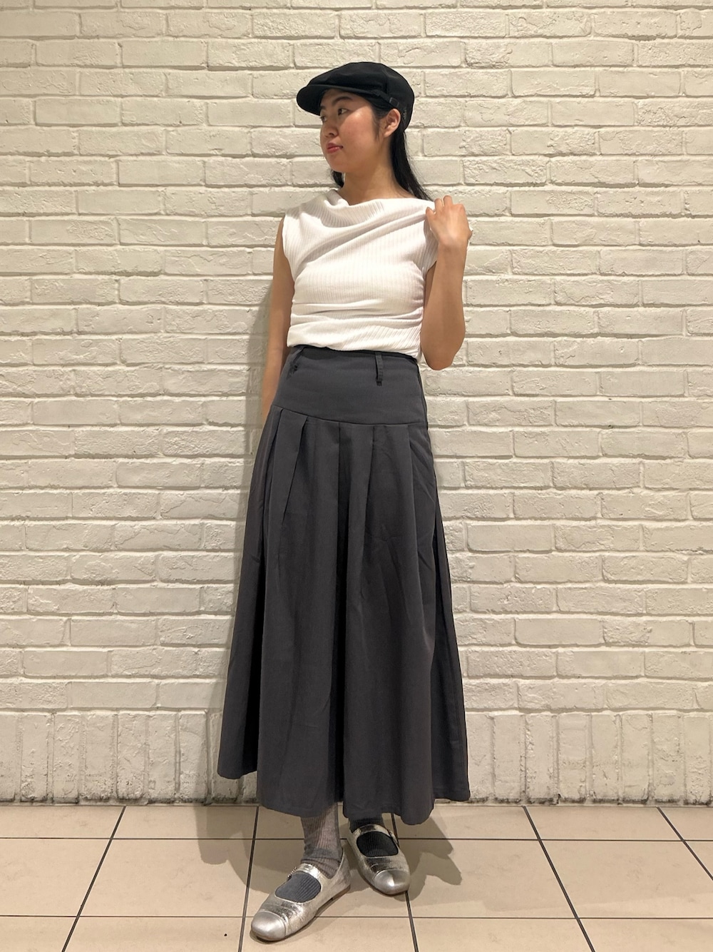 「プチプラ、夏コーデ、初秋コーデ、白Tシャツ、リネン、モノトーン、お出かけコーデ、モード、マニッシュ、ハンチング、プリーツスカート、スカート、シルバー、ホワイト、ブラック」｜「arthのarth LEATHER COMBI HUNTING / アース（ハンチング/ベレー帽、ブラック系）」を使った、.*Shiori*.さん（レディース・163cm）の夏コーディネートの1枚目の写真