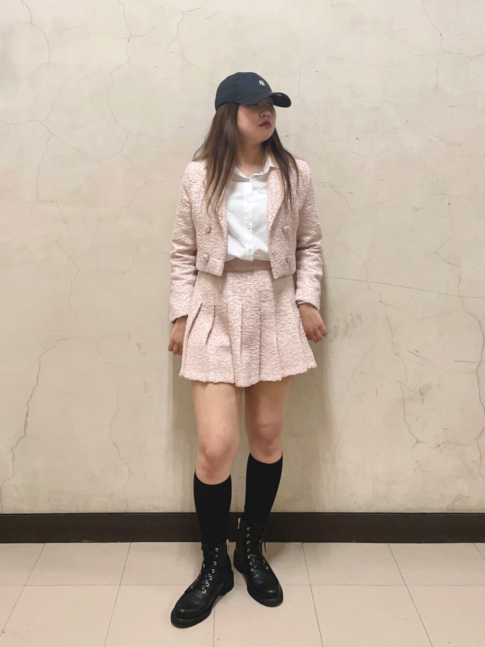 「韓国ファッション、韓国ブランド、ガーリーストリート、ガーリー、ストリート、セットアップ、プリーツスカート、ミニスカート、帽子、キャップ、override、ショートブーツ、ハイソックス、シャツスタイル、ブラック」｜「NEW ERAの【NEW ERA】930 NYY WC（キャップ、ブラック系）」を使った、.*Shiori*.さん（レディース・163cm）の冬コーディネートの1枚目の写真