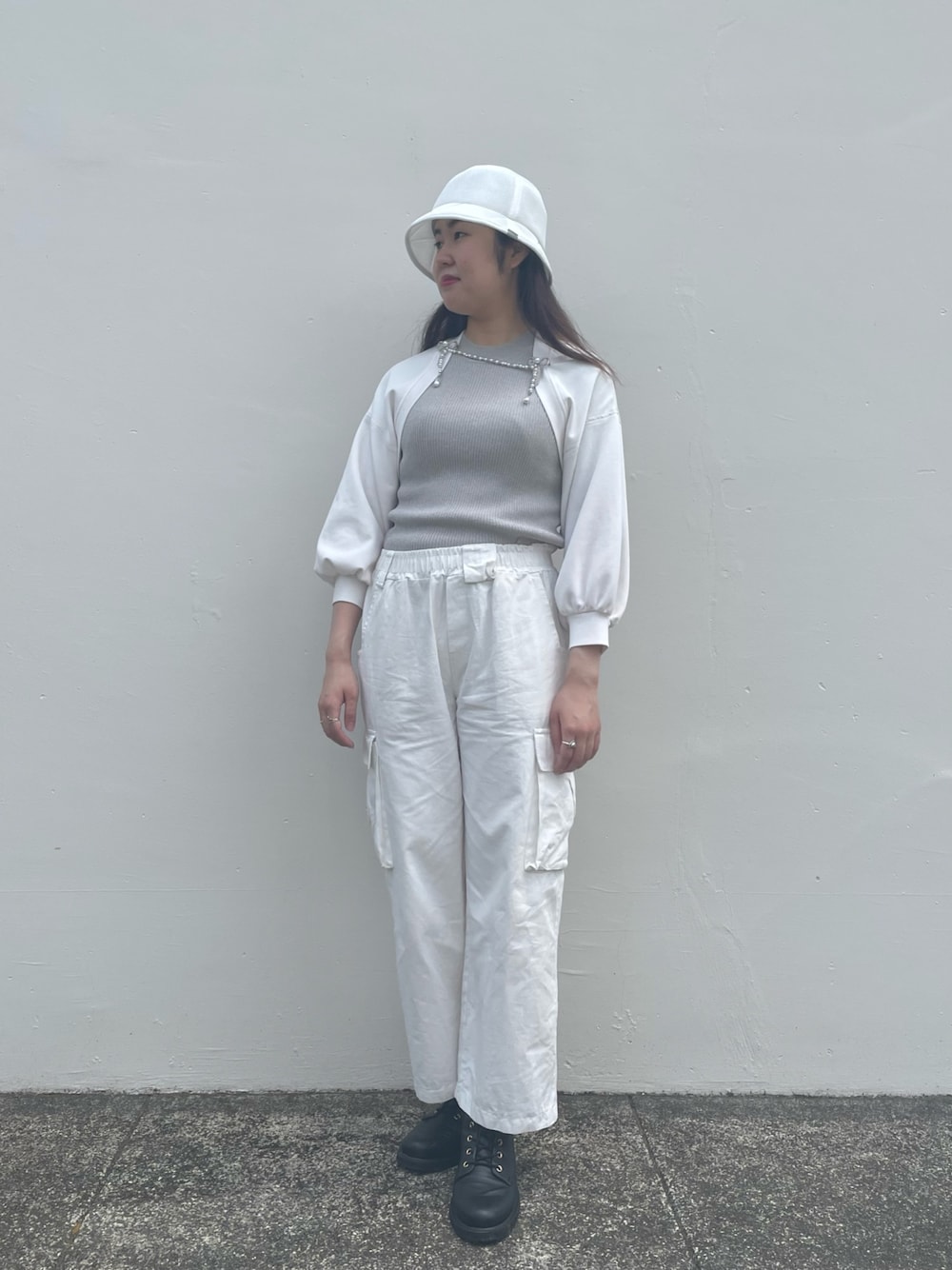 「帽子、バケットハット、ホワイト、シルバー、ショート丈トップス、ガーリー、ストリート、カラーコーデ、白パンツ、春夏コーデ、カラー×コーデ、韓国ファッション、ボレロ、パンツスタイル、ショートブーツ」｜「OVERRIDEのOVERRIDE DOUBLE RASCHEL BUCKET HAT（ハット、ホワイト系）」を使った、.*Shiori*.さん（レディース・163cm）の春コーディネートの1枚目の写真