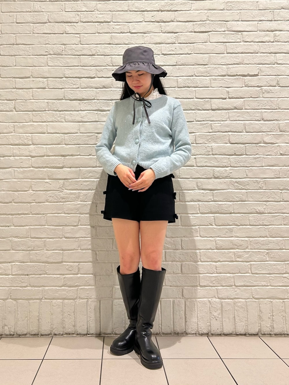 「カーディガン、ブラウス、お出かけコーデ、ショートパンツ、フレンチガーリー、ガーリー、春コーデ、骨格ストレート、ブラック、ブルー、ブラックコーデ、ブルーコーデ、リボン、ハット、フリル」｜「OVERRIDEのOVERRIDE GABARDINE TUCK HAT SG（ハット、グレー系）」を使った、.*Shiori*.さん（レディース・163cm）の春コーディネートの1枚目の写真