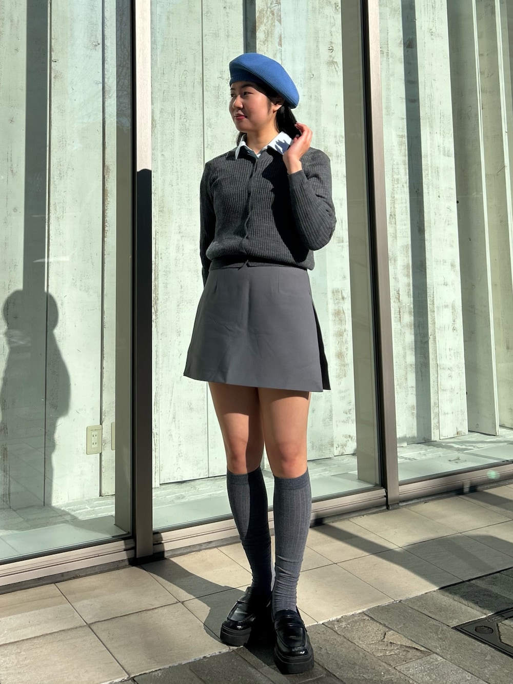 「モード、キレイめ、スクール、春コーデ、カーディガン、ベレー帽、ニット、シャツ、シャツスタイル、スカート、パンツ、ローファー、グレー、ブルー、ブルベ夏」｜「OVERRIDEのOVERRIDE  REP TAM BERET / オーバーライド（ハンチング/ベレー帽、ブルー系）」を使った、.*Shiori*.さん（レディース・163cm）の春コーディネートの1枚目の写真