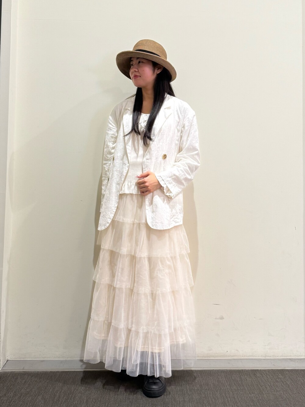 「ガーリー、ナチュラル、大人かわいい、大人ガーリー、スカートスタイル、ハット、ツバ広ハット、ジャケット、古着MIX、春コーデ、テーラードジャケット、淡色コーデ、春色、デートコーデ、スニーカー」｜「arthのarth PaperBD Washable Sailor / アース（ハット、ブラウン系）」を使った、.*Shiori*.さん（レディース・163cm）の春コーディネートの1枚目の写真