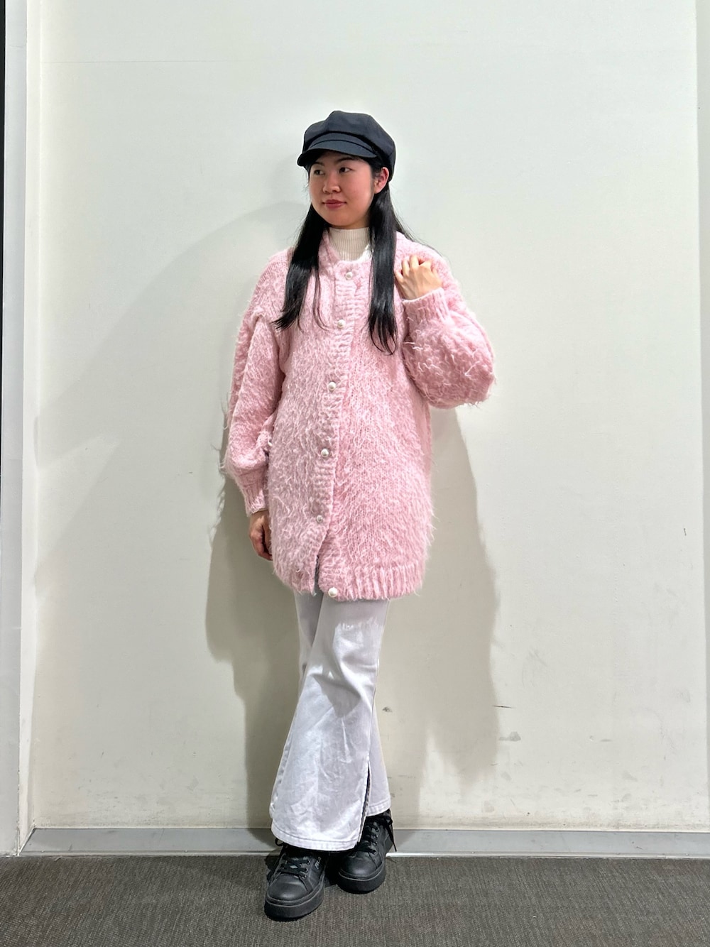 「キレイめ、きれいめカジュアル、フェミニン、フェミニンコーデ、大人かわいい、大人ガーリー、ガーリー、ガーリーコーデ、パンツスタイル、春コーデ、キャスケット、ニット、デニム、デニムパンツ、スニーカー」｜「Chapeau d' OのChapeau d' O 8P Casquette（キャスケット、ブラック系）」を使った、.*Shiori*.さん（骨格ストレート・レディース・163cm）の冬コーディネートの1枚目の写真