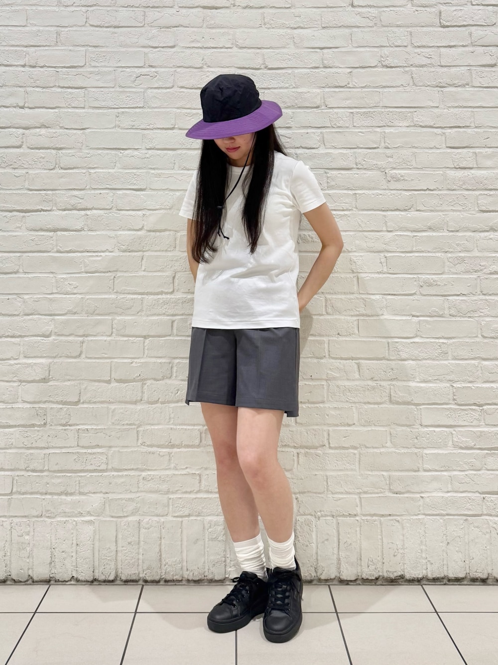 ホワイト系のTシャツ/カットソー、グレー系のその他パンツ、ブラック系のハットを着用したレディースの夏コーディネートの1枚目の写真