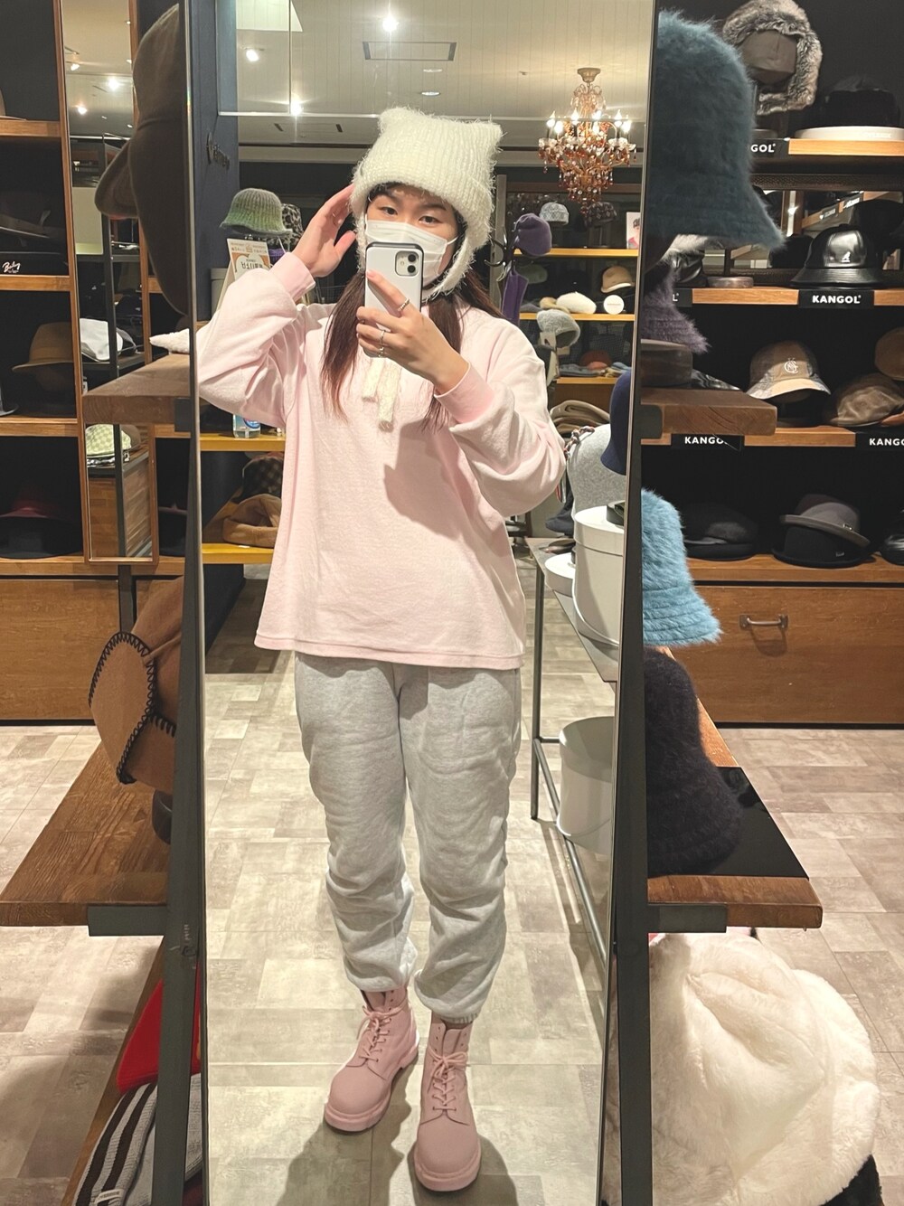 「帽子、ニット帽、耳付き帽子、ネコミミ、韓国ファッション、ニット、レザー、ハーフジップ、秋冬コーデ、ブーツスタイル、ストリート、ガーリー、スウェットパンツ、ピンク、ホワイト」｜「OVERRIDEのOVERRIDE KNIT FLUFFY CAT GUIDE（ニットキャップ/ビーニー、ホワイト系）」を使った、.*Shiori*.さん（レディース・163cm）の秋コーディネートの1枚目の写真