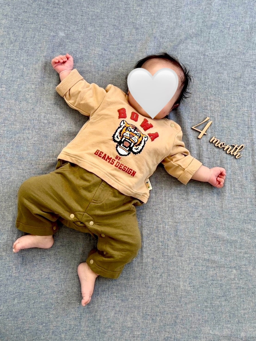 「ベビー、ベビーコーデ、ベビーファッション、男の子コーデ、男の子ベビー、バースデイ」｜「Birthdayのアイテム（その他ベビーウェア、ベージュ系）」を使った、けいいちろうさん（キッズ・70cm）の秋コーディネートの1枚目の写真