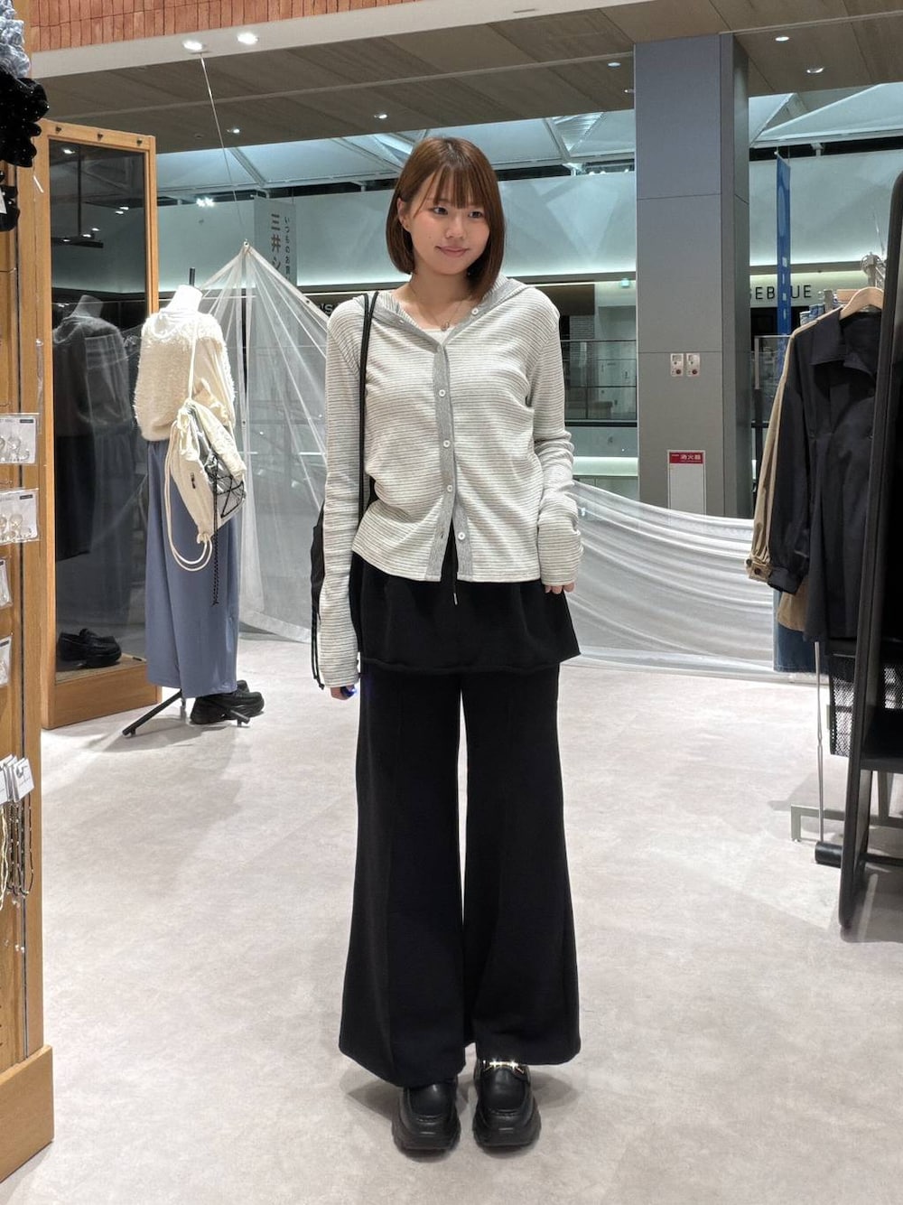 ブラック系のスウェットパンツ、グレー系のカーディガン/ボレロ、シルバー系のタンクトップを着用したレディースの秋コーディネートの1枚目の写真