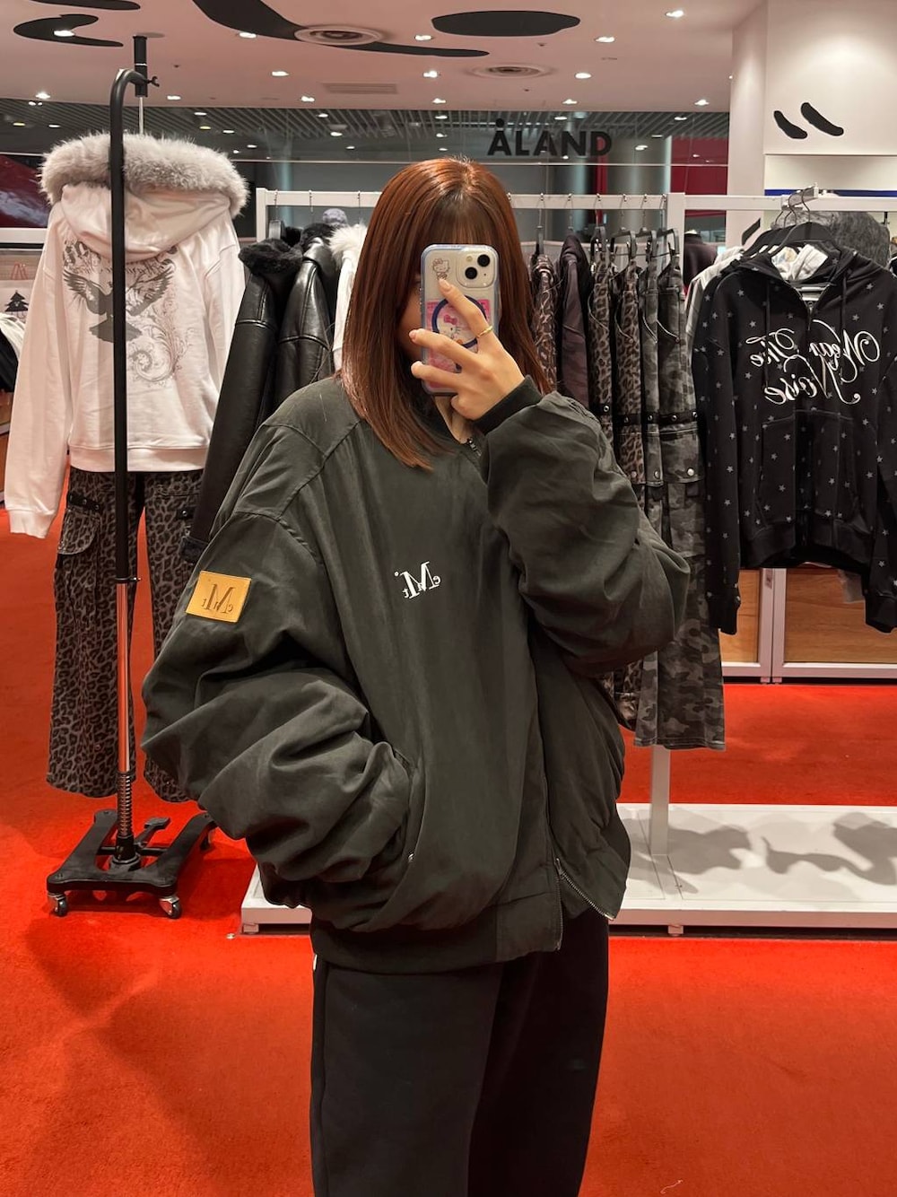ブラック系のその他パンツ、ブラック系のMA-1を着用したレディースの秋コーディネートの1枚目の写真