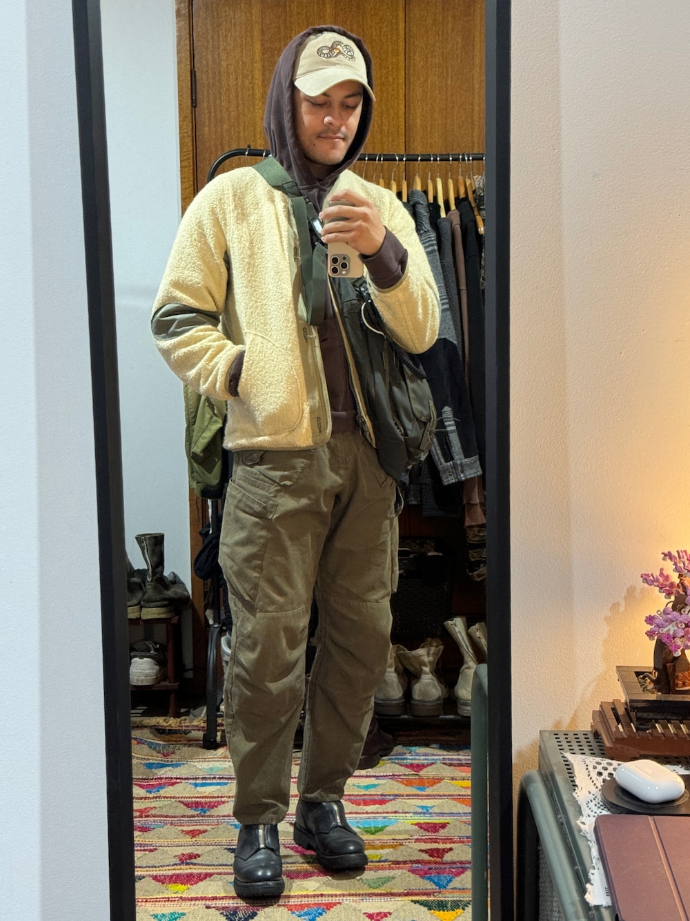 「オトナカジュアル」｜「ACRONYMのアイテム（カーゴパンツ、ブラウン系）」を使った、Michaelさん（メンズ・173cm）の春コーディネートの1枚目の写真