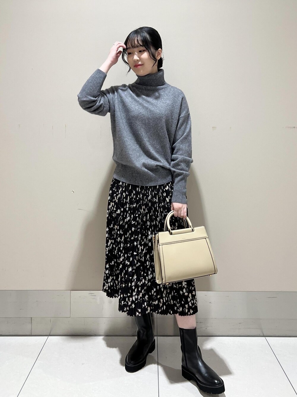 「フラワーモチーフ、プリーツ、ニット、長袖、タートルネック、スカート、ブーツ、ROPÉ、ÉPOR、W BAG、骨格ストレート、イエベ、秋、冬、23AW秋の新作」｜「E'PORの【E'POR】W BAG Medium（ハンドバッグ、ベージュ系）」を使った、suzuさん（レディース・163cm）の冬コーディネートの1枚目の写真