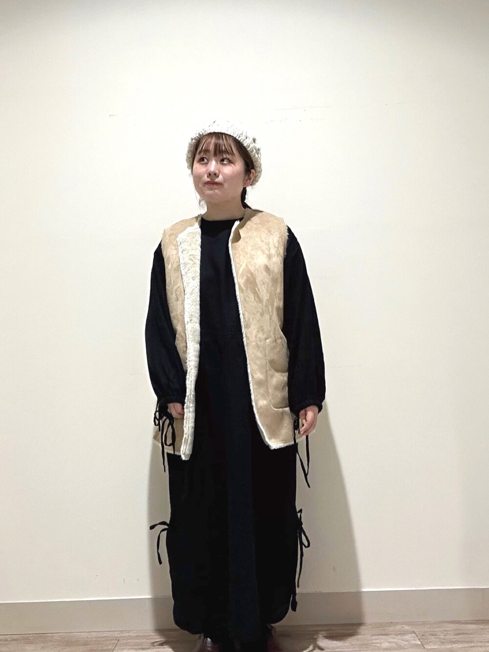 「秋のコーデ、サマンサ モスモス(Samansa Mos2)、ファーベスト、ワンピースコーデ、低身長コーデ」｜「Samansa Mos2の【WaterlessLinen】前後着スリーブリボンワンピ（ワンピース、ブラック系）」を使った、か なさん（レディース・152cm）の秋コーディネートの1枚目の写真
