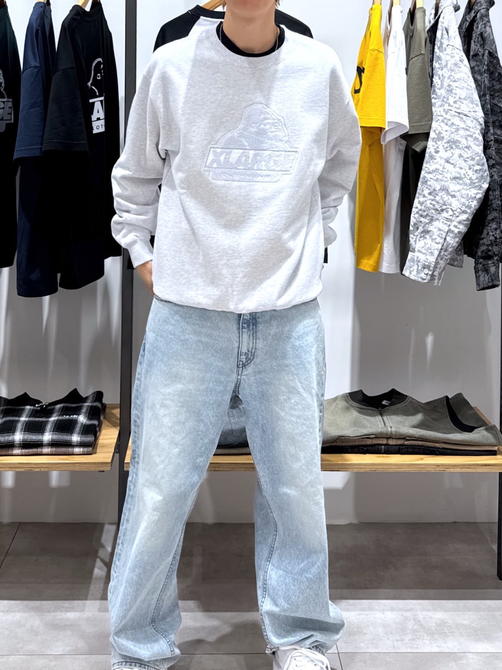 「ootd、今日のコーデ、スウェット、デニム」｜「XLARGEのOLD OG CREWNECK SWEATSHIRT（スウェット、グレー系）」を使った、永田　京平さん（メンズ・176cm）の秋コーディネートの1枚目の写真