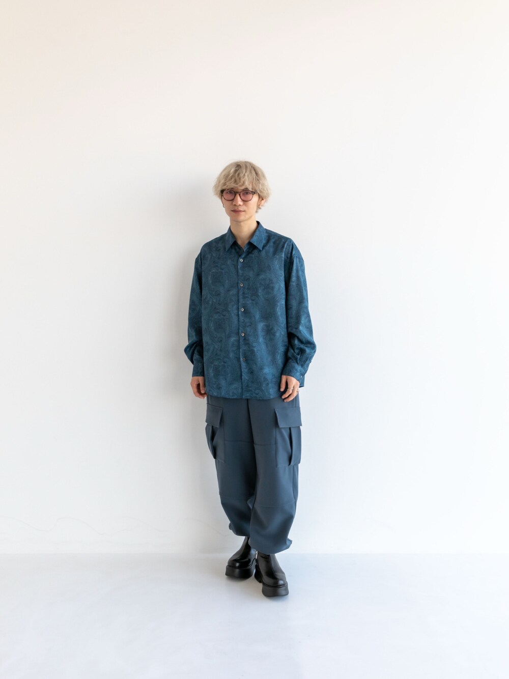 「STUDIOUSのDouble Core カーゴパンツ（カーゴパンツ、グレー系）」を使った、yusanさん（メンズ・176cm）の秋コーディネートの1枚目の写真