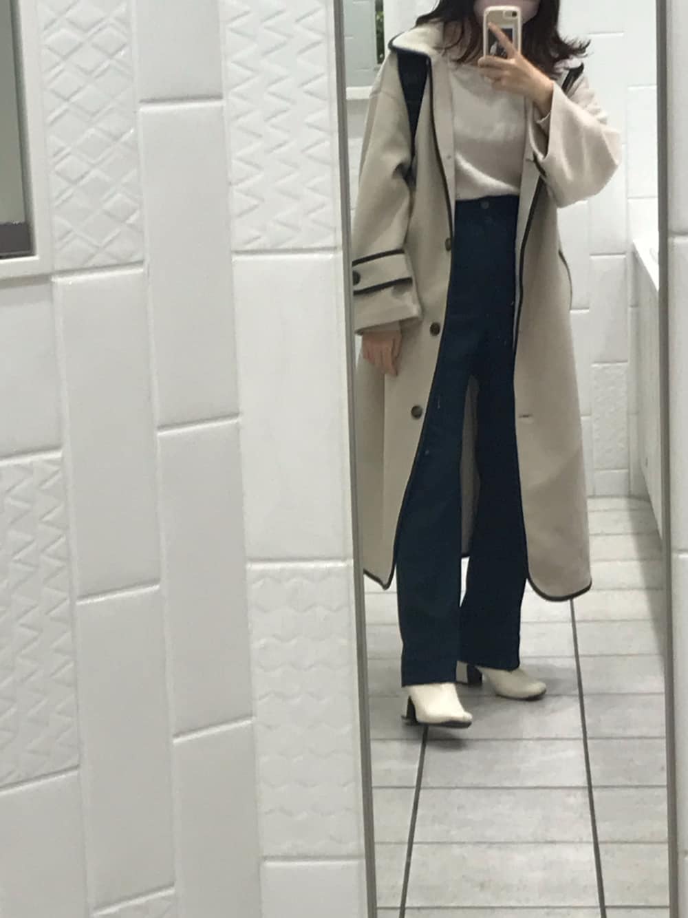 グリーン系のパンツ、ホワイト系のブーツ、ホワイト系のその他アウターを着用したレディースの冬コーディネートの1枚目の写真