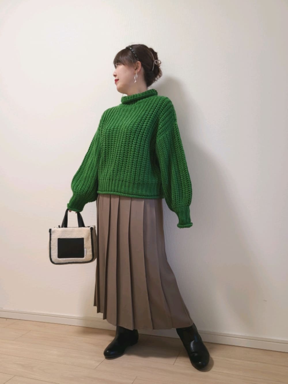 「トートバッグ、ブーツ、グリーン、UNIQLO、冬コーデ、ロングブーツ、休日スタイル、プチプラ、きれいめカジュアル、ミニバッグ、ぽっちゃり、低身長、アラフォー、ボリューム袖、ビッグシルエット」｜「しまむらのアイテム（ニット/セーター、グリーン系）」を使った、yonyonyon4888さん（レディース・156cm）の秋コーディネートの1枚目の写真