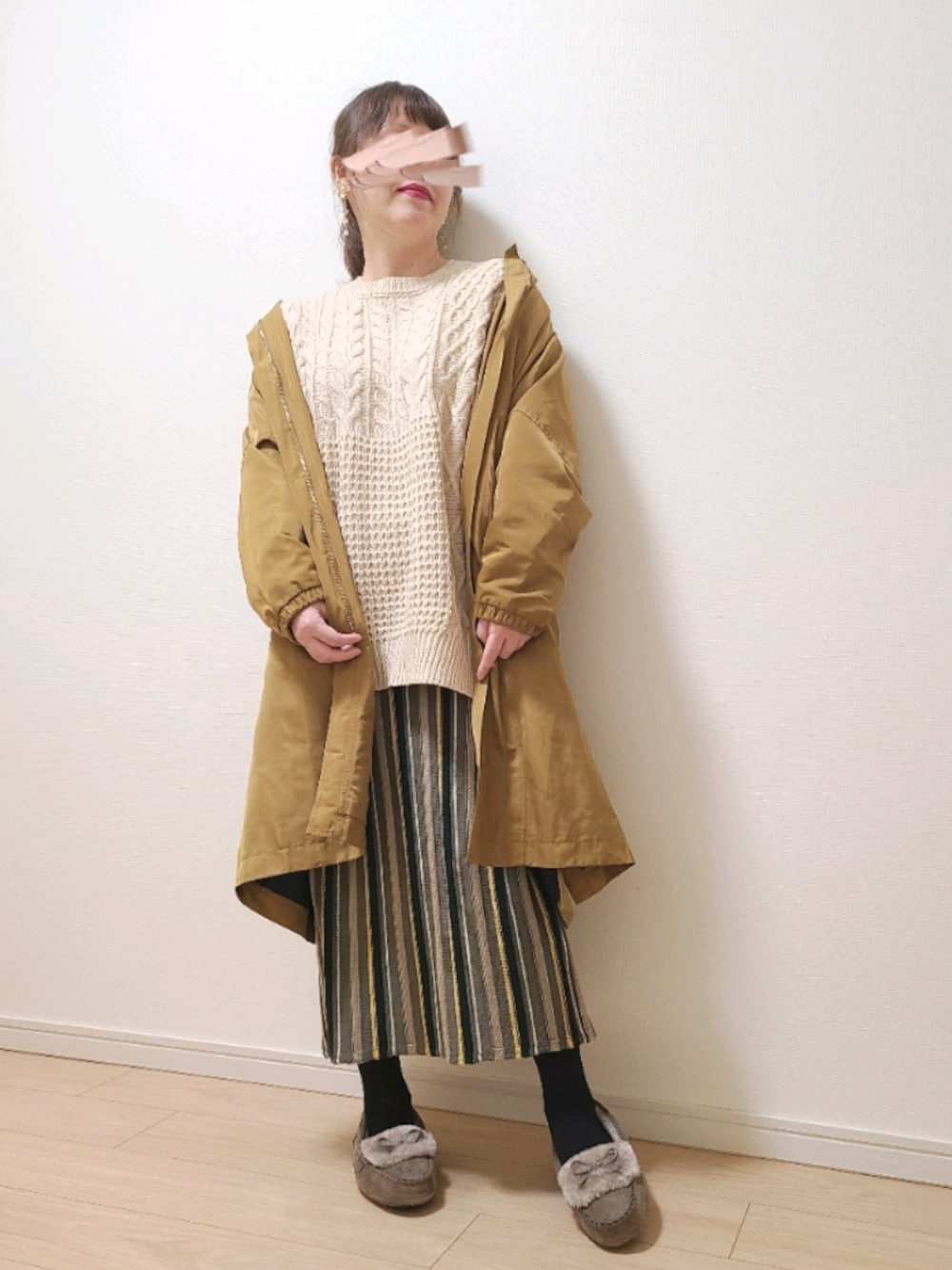 「アラフォー、ぽっちゃり、低身長、休日スタイル、きれいめカジュアル、あったかコーデ、冬コーデ、プチプラ、グリーン、ロングコート、ストライプ、モカシン、ニットスカート、ケーブルニット、ゆるコーデ」｜「しまむらのアイテム（ニット/セーター、ホワイト系）」を使った、yonyonyon4888さん（レディース・156cm）の冬コーディネートの1枚目の写真