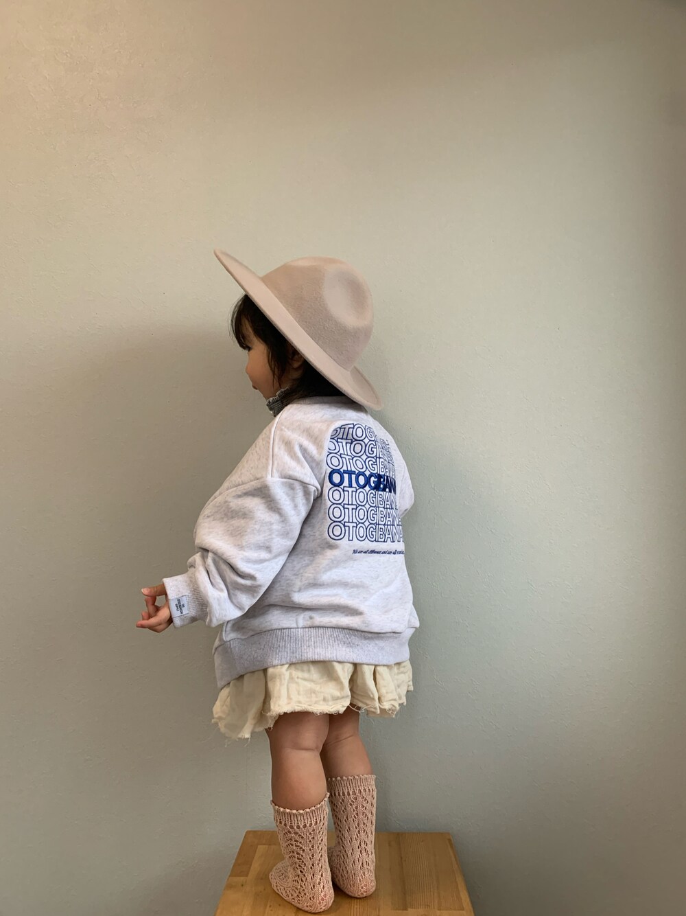 「女の子コーデ、韓国子供服、フェルトハット、おとばなコーデ」｜「the otogibanashi...supplyのアイテム（スウェット、グレー系）」を使った、いちふぅ姉妹さん（キッズ・110cm）の冬コーディネートの1枚目の写真
