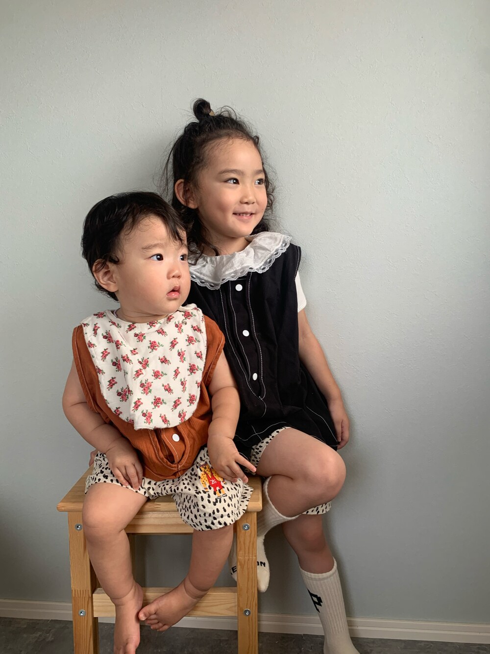 「COOLなこのコが仲間入り、キッズコーデ、初夏コーデ、おんなのこ、おとばなコーデ、韓国子供服、ストリート、カジュアルガーリー、赤ちゃんコーデ」｜「the otogibanashi...supplyのアイテム（セットアップ、オレンジ系）」を使った、いちふぅ姉妹さん（キッズ・110cm）の夏コーディネートの1枚目の写真
