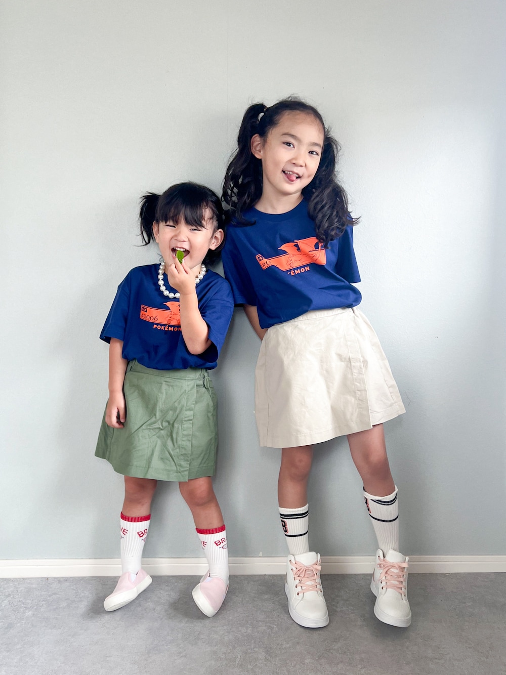 「春夏コーデ、Tシャツ、ポケモン、UNIQLO、スカート、スニーカーコーデ、公園スタイル、カジュアル、スポーツミックス、ストリート、夏コーデ」｜「UNIQLOのアイテム（Tシャツ/カットソー、ブルー系）」を使った、いちふぅ姉妹さん（キッズ・120cm）の春コーディネートの1枚目の写真