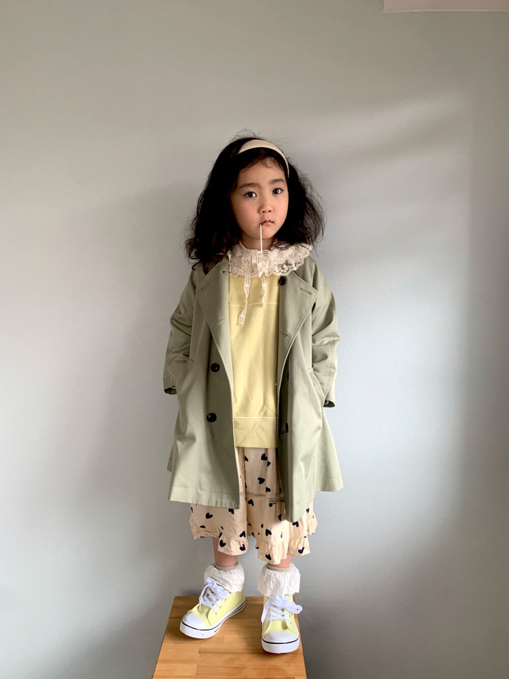 「キッズコーデ、カジュアルコーデ、着回しコーデ、レイヤードスタイル、スカート、韓国子供服、スニーカー、春アウター、ビッグシルエット、ロゴスウェット、ビタミンカラー」｜「LOWRYS FARMのピグメントBIGプルオーバー　261896（スウェット、イエロー系）」を使った、いちふぅ姉妹さん（キッズ・110cm）の冬コーディネートの1枚目の写真