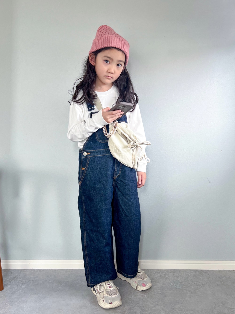 「サロペット、ニット帽、シンプルコーデ、ワンマイル、春のNewスタイル、春コーデ、白Tシャツ、ショルダーバッグ、カジュアルコーデ、デニム、サンダル、プチプラ」｜「LOWRYS FARMのＣＯＮＥデニムオーバーオール　177896（サロペット/オーバーオール、ブルー系）」を使った、いちふぅ姉妹さん（キッズ・120cm）の春コーディネートの1枚目の写真