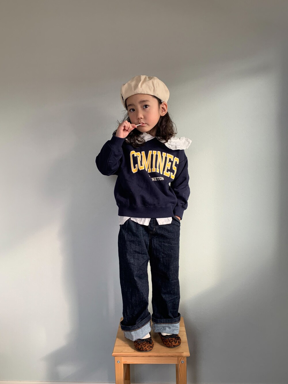 「ロゴスウェット、ストリート、ワイドパンツ、バレエシューズ、レオパード、休日スタイル、レイヤードスタイル、デニム」｜「LOWRYS FARMのウラケキモウロゴＢＩＧプルオーバー　256248（スウェット、ブルー系）」を使った、いちふぅ姉妹さん（キッズ・110cm）の冬コーディネートの1枚目の写真