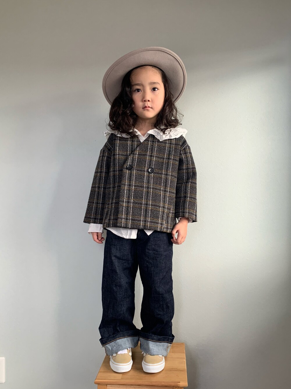「カジュアルコーデ、チェック柄に恋してる、チョコ色に染まれ、lowrysfarmkids、LOWRYS FARM、レイヤードスタイル、スニーカー」｜「devirockの楽デニム ワイドパンツ（デニムパンツ、ブルー系）」を使った、いちふぅ姉妹さん（キッズ・110cm）の冬コーディネートの1枚目の写真