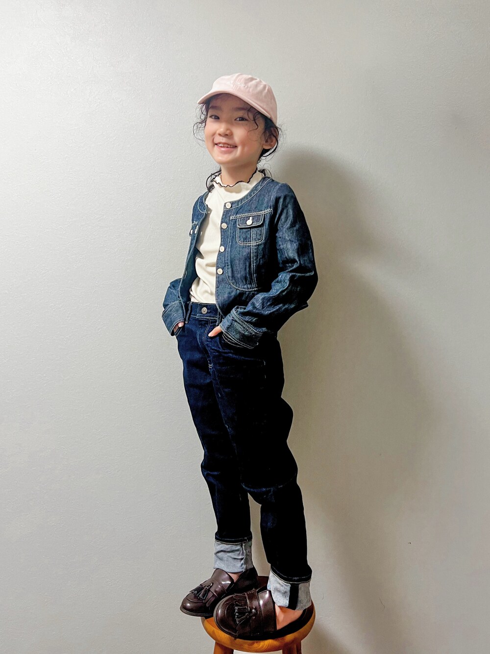 ブルー系のデニムパンツ、ブルー系のジャケット/アウター、ブラウン系のローファーを着用したキッズの春コーディネートの1枚目の写真