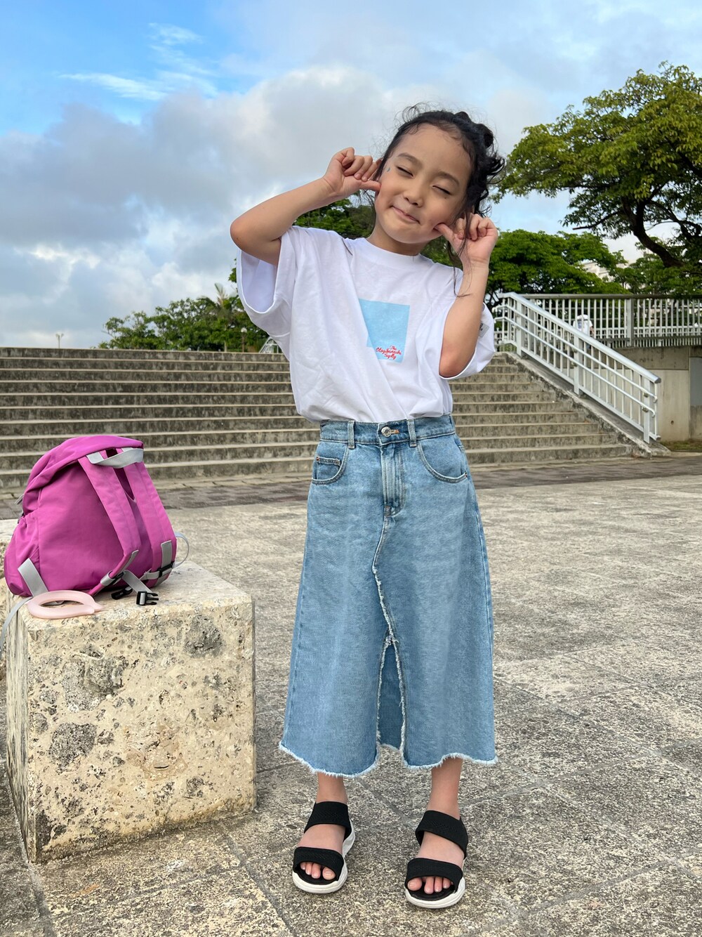 「夏のコスメと服、休日スタイル、白Tシャツ、デニム、スカート、ZARA KIDS、おとばなコーデ、カジュアルコーデ、リュックサック、淡色コーデ、女の子コーデ、古着MIX」｜「the otogibanashi supplyのアイテム（Tシャツ/カットソー、ホワイト系）」を使った、いちふぅ姉妹さん（キッズ・120cm）の春コーディネートの1枚目の写真