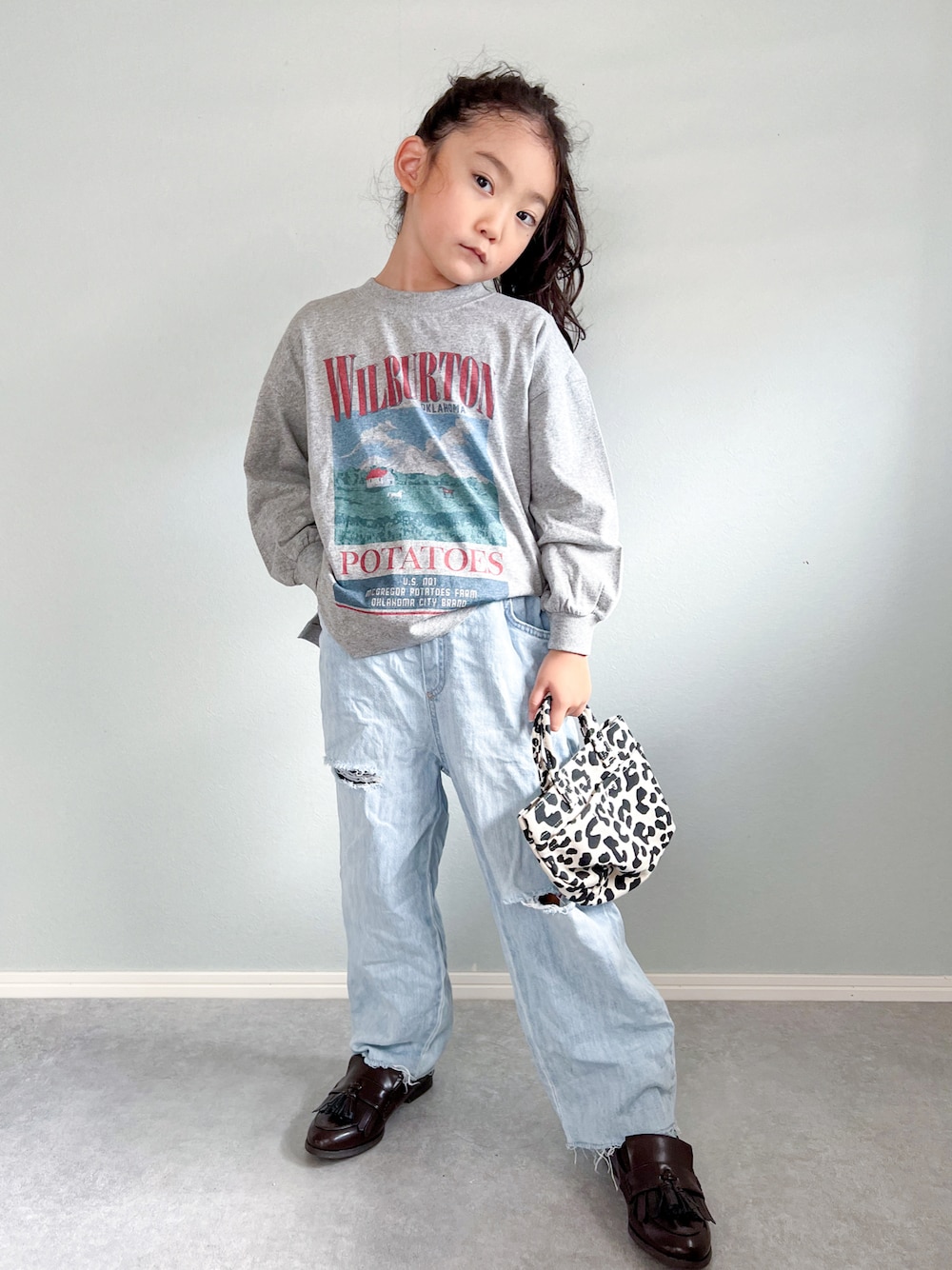 「休日コーデ、カジュアルコーデ、デニム、ローファー、プリントT、ロゴT、lowrysfarmkids、秋コーデ、おでかけコーデ」｜「LOWRYS FARMのアソートロゴプリントＴシャツロングスリーブ　972445（Tシャツ/カットソー、グレー系）」を使った、いちふぅ姉妹さん（キッズ・120cm）の秋コーディネートの1枚目の写真