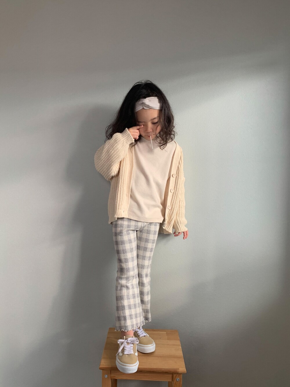 「カジュアルコーデ、私の推しブランド、チェック柄に恋してる、フレアパンツ、シンプル、ホワイトコーデ、タートルネック」｜「LOWRYS FARMのギンガムカットフレアパンツ　257981（その他パンツ、グレー系）」を使った、いちふぅ姉妹さん（キッズ・110cm）の冬コーディネートの1枚目の写真