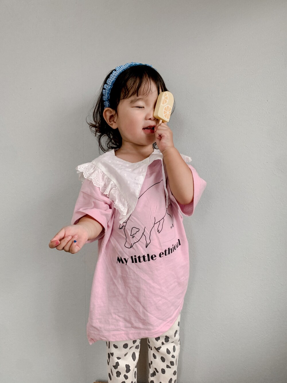 「カジュアルコーデ、ビタミンカラー、ビッグカラー、ビックシルエット、pairmanon、LOWRYS FARM、monmimi、韓国子供服、カラー×コーデ」｜「LOWRYS FARMのｍｏｎｍｉｍｉブタサンＴ　954820（Tシャツ/カットソー、ピンク系）」を使った、いちふぅ姉妹さん（キッズ・110cm）の春コーディネートの1枚目の写真