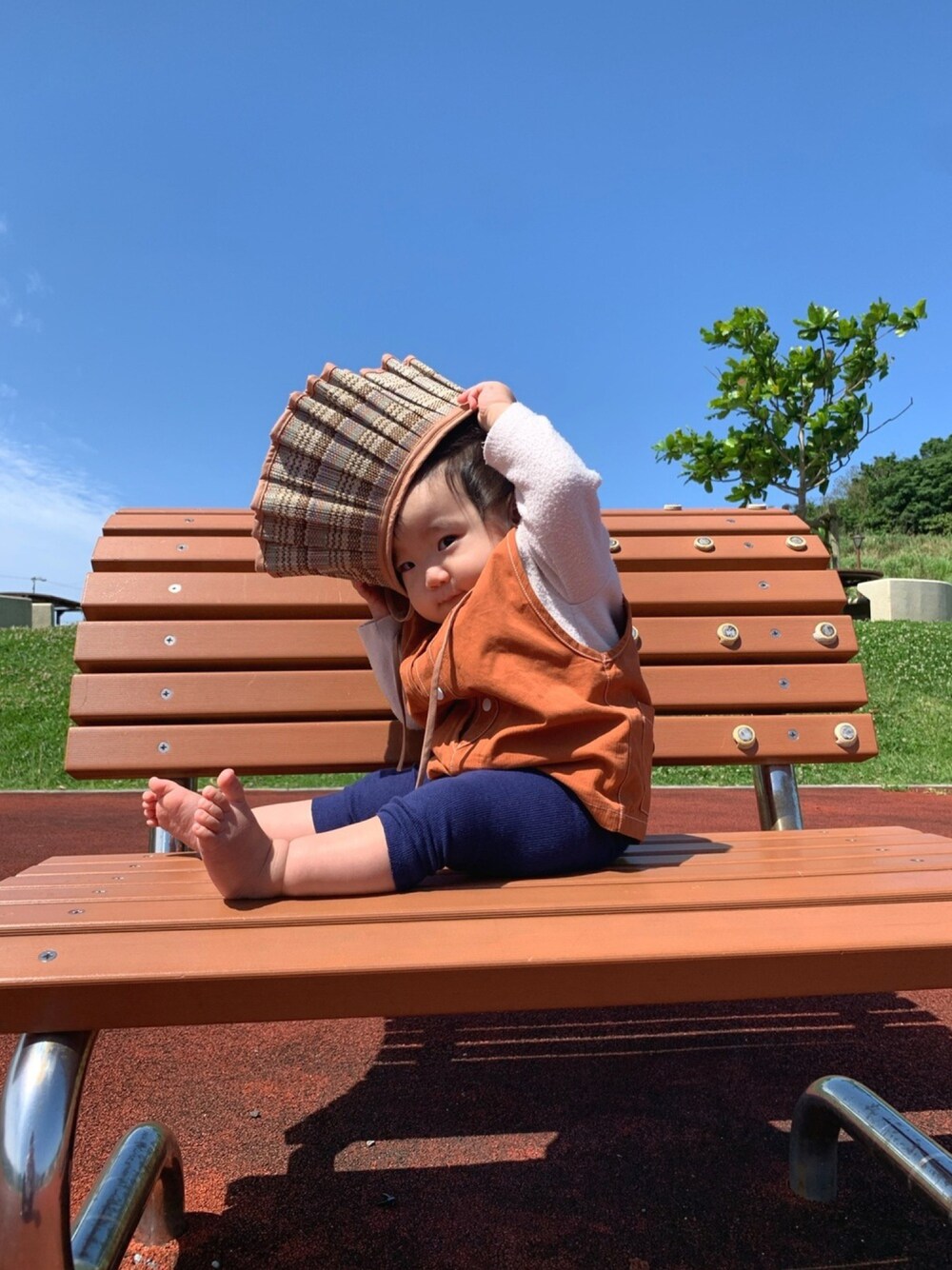 ホワイト系のTシャツ/カットソー、ブラック系のセットアップ、ブルー系のレギンス/スパッツを着用したキッズの春コーディネートの1枚目の写真